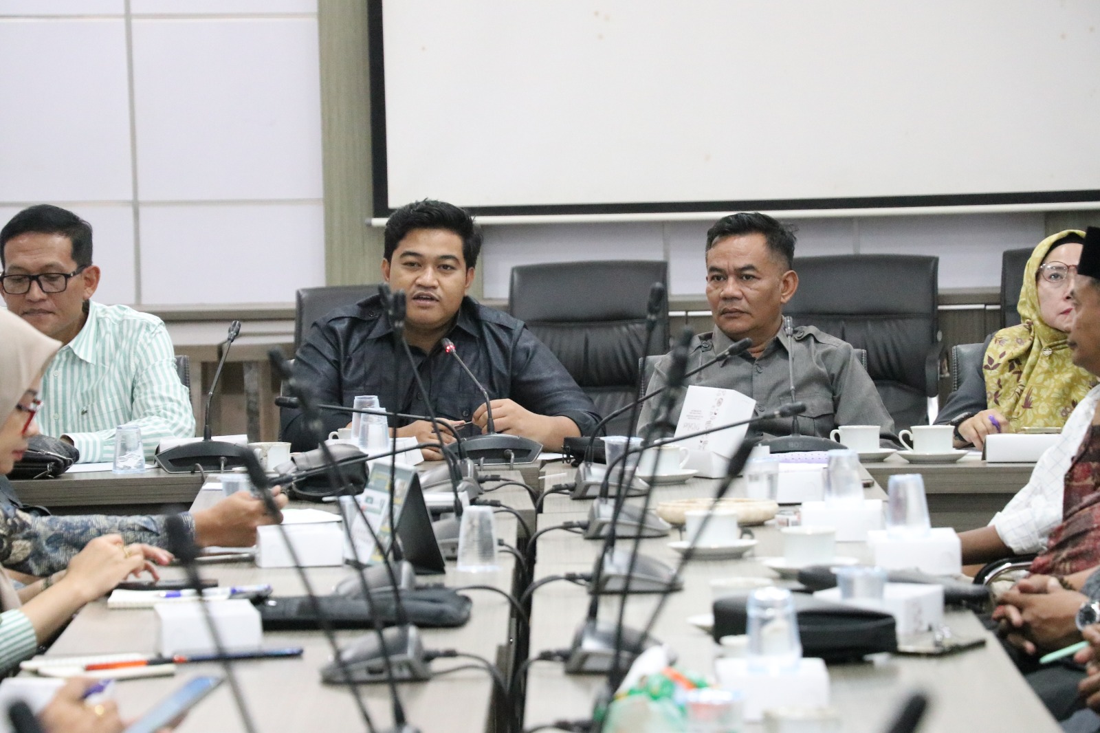 RAPAT : Ketua DPRD Gresik, M. Syahrul Munir dan Komisi I, II, dan III DPRD menggelar rapat bersama OPD Gresik