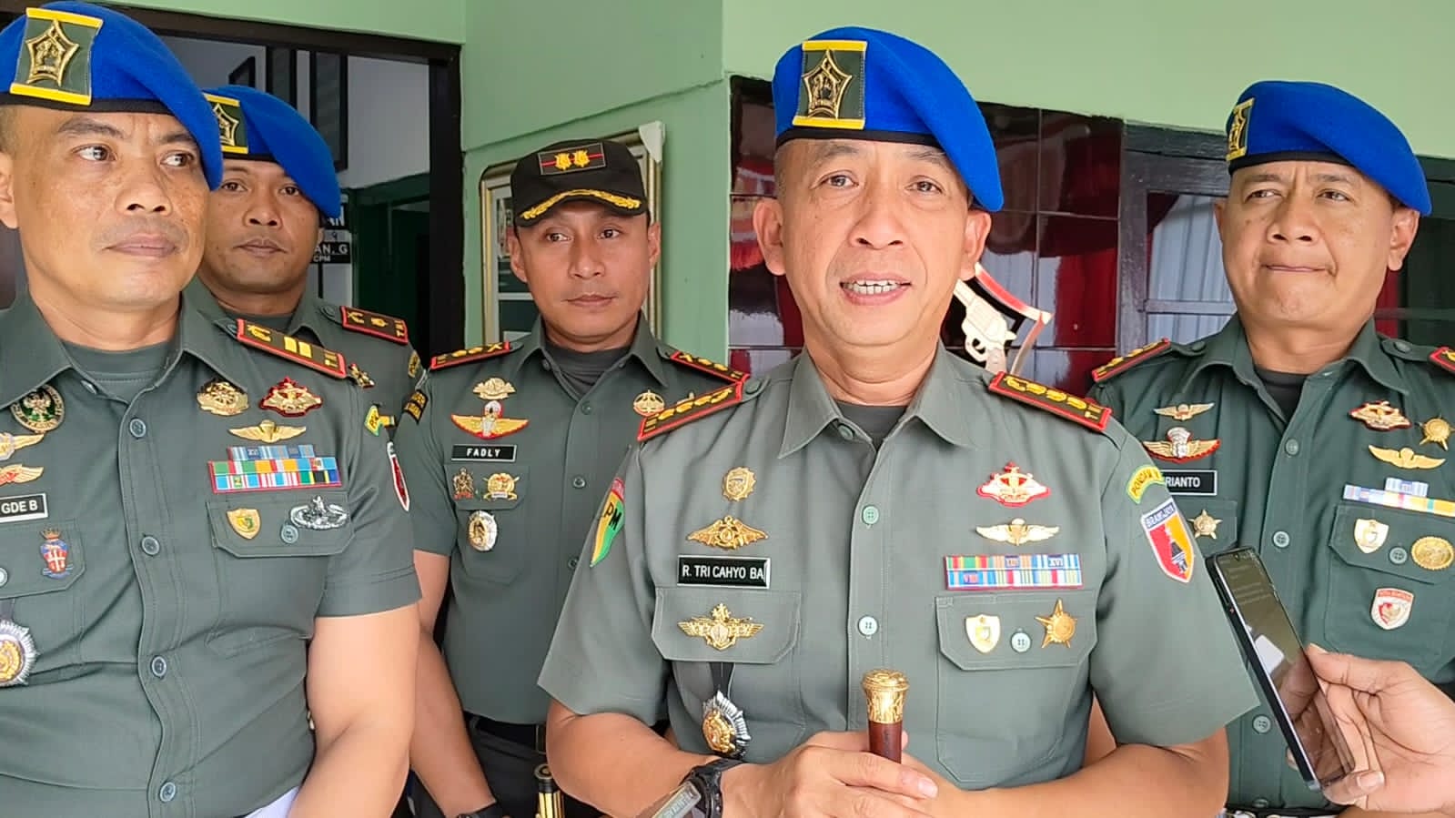 KUNGKER : Danpomdam V/Brawijaya Kolonel Cpm R. Tri Cahyo saat kunker Sub Detasemen Polisi Militer (Sub Denpom) V/4-2 Gresik dan siap menerima adusn masyarakat.