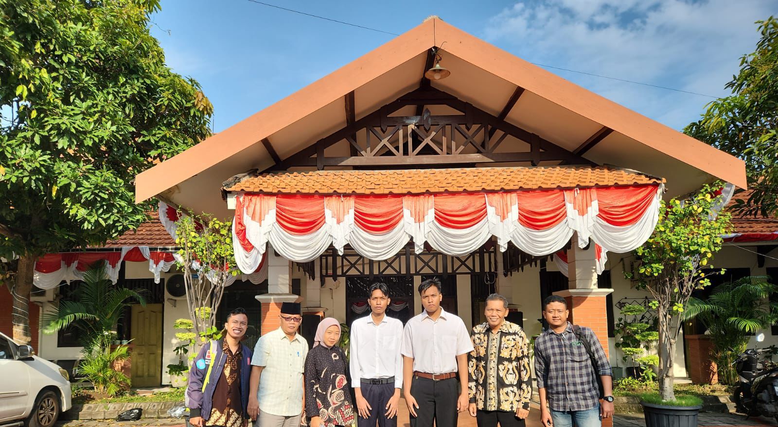 DIDAMPINGI : ES dan AN saat didampingi oleh tim Dinas Tenaga Kerja (Disnaker) dan tim Dinas Sosial Gresik.