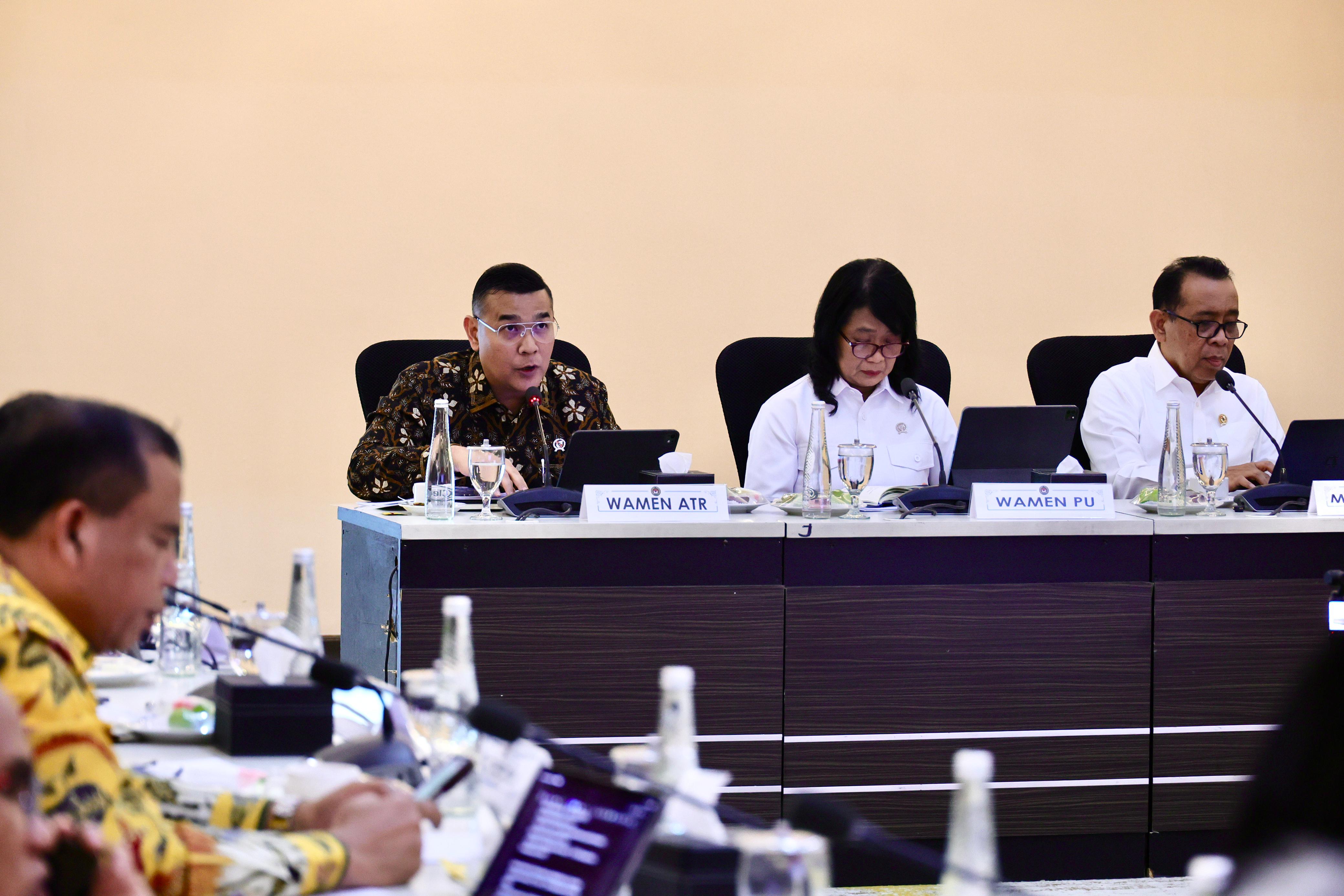 Wamen ATR/BPN Ossy Dermawan saat memaparkan progres pengadaan tanah Huntap korban erupsi Gunung Lewotobi kepada Menko PMK Pratikno.