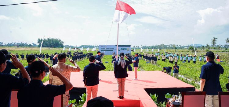 Insan Pupuk Indonesia Grup melaksanakan upacara HUT ke-80 RI pada pembukaan program AKSI 2025 di Banyuwangi