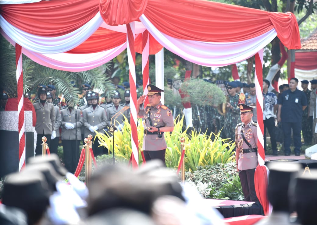 HARI JUANG : Kapolres Gresik AKBP Rovan Richard Mahenu saat mengikuti  hadiri Upacara Hari Juang, Kapolri Pimpin Upacara di Surabaya dan Resmikan Patung M Jasin.