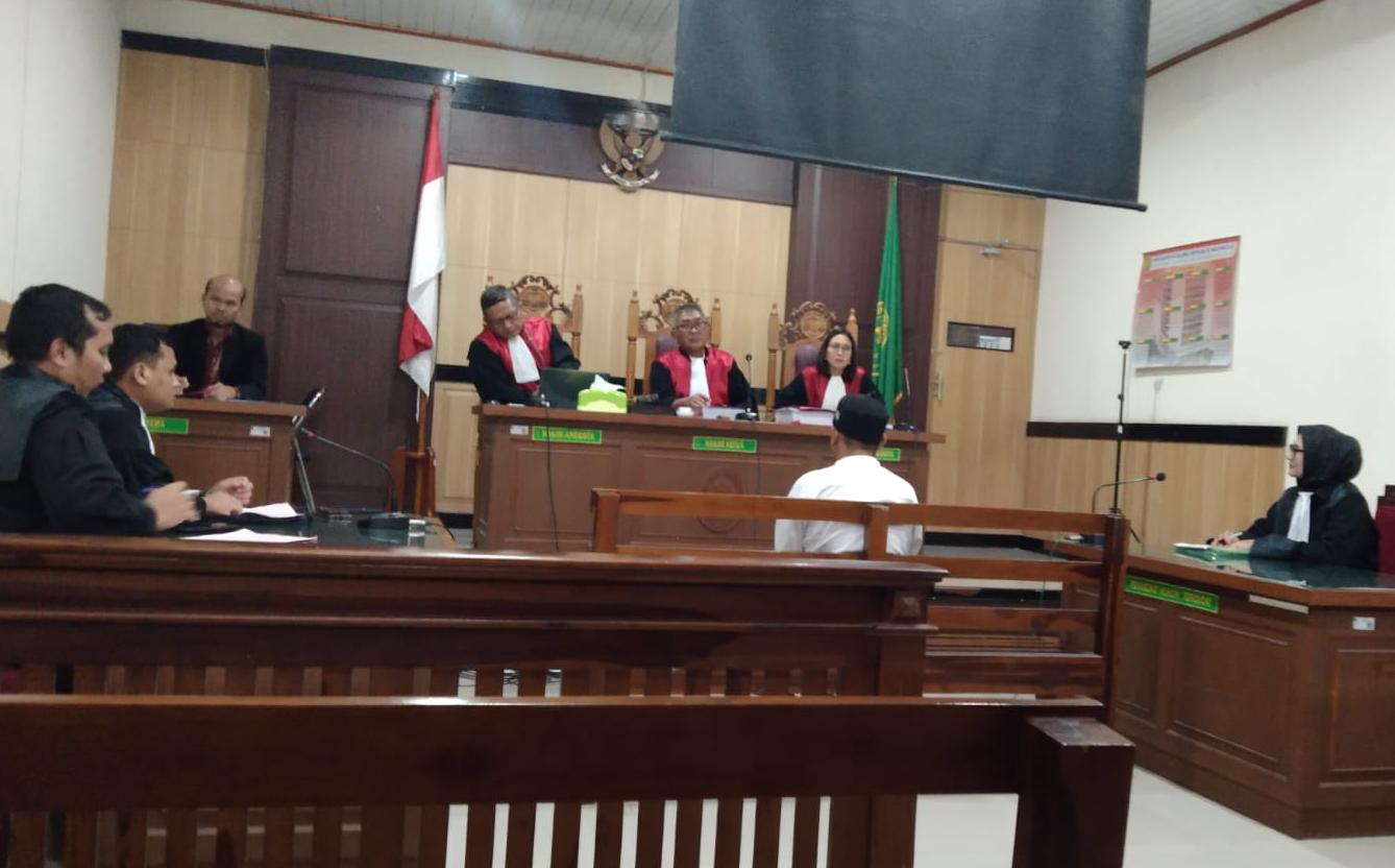 DISIDANG : Para terdakwa saat menjalani sidang dakwaan di PN Gresik.