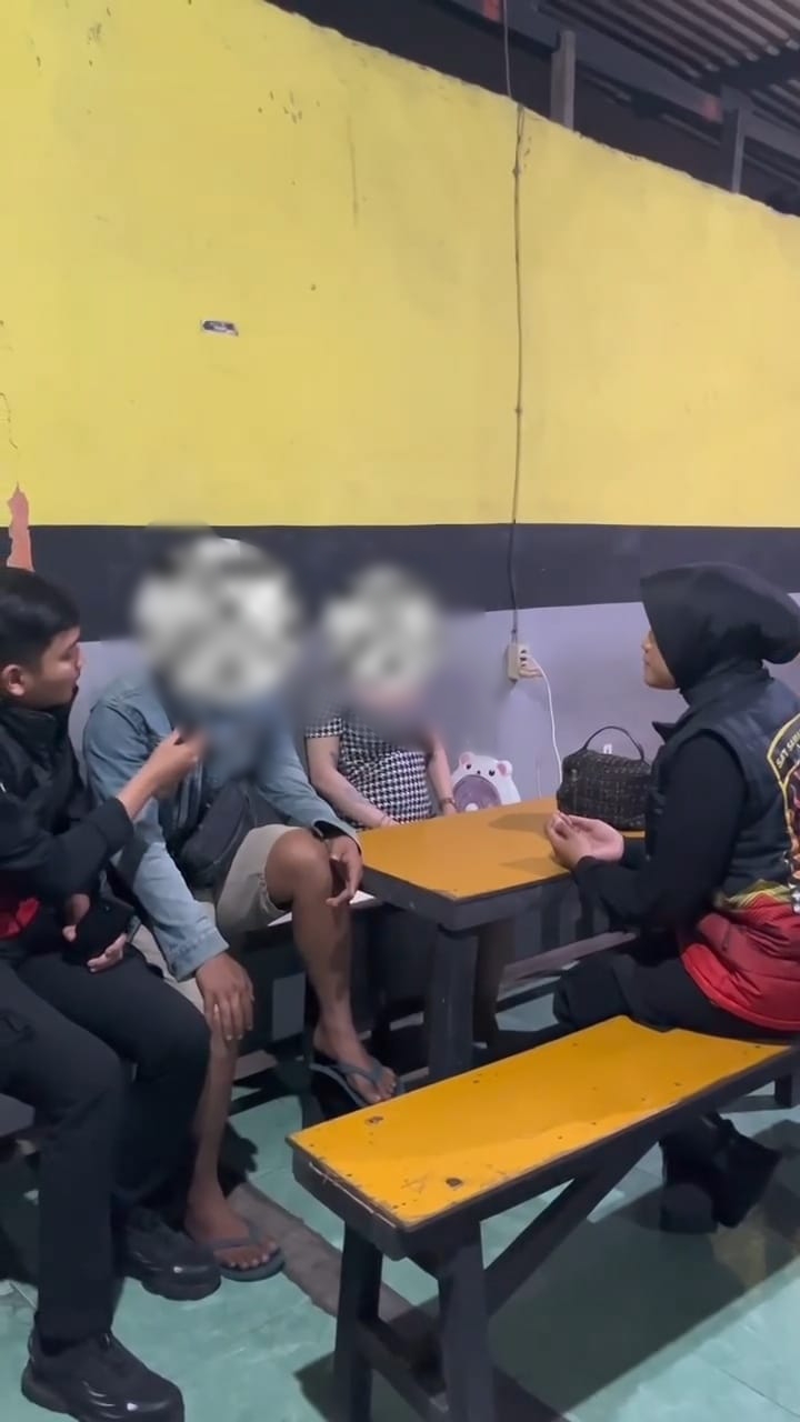 DIGREBEK : Anggota Satuan samapta Polres Gersik saat menggerebek wanita di tempat karaoke dan terduga prostitusi inline melaui live TikTok dengan tarif Rp 200 ribu.
