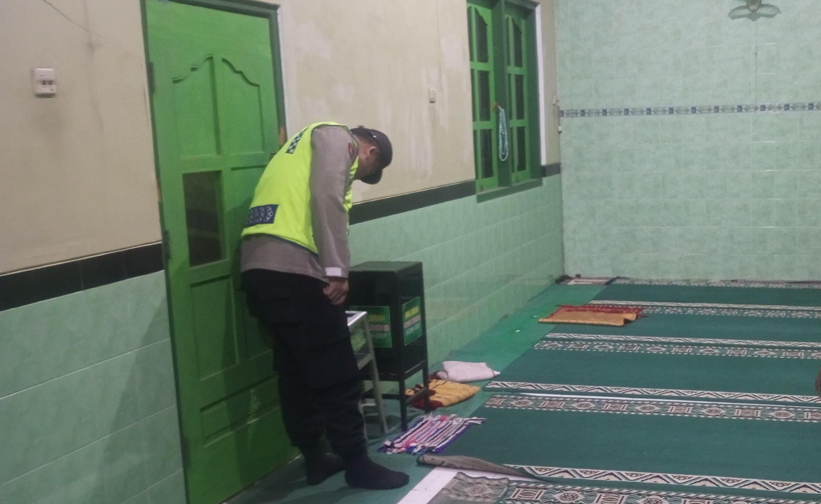 OLAH TKP : Anggota Polsek Sidayu saat melakukan olah TKP pencurian uang kotak amal di Mushola Al Maghfiroh Desa Sidomulyo, Kecamatan Sidayu, Gresik.