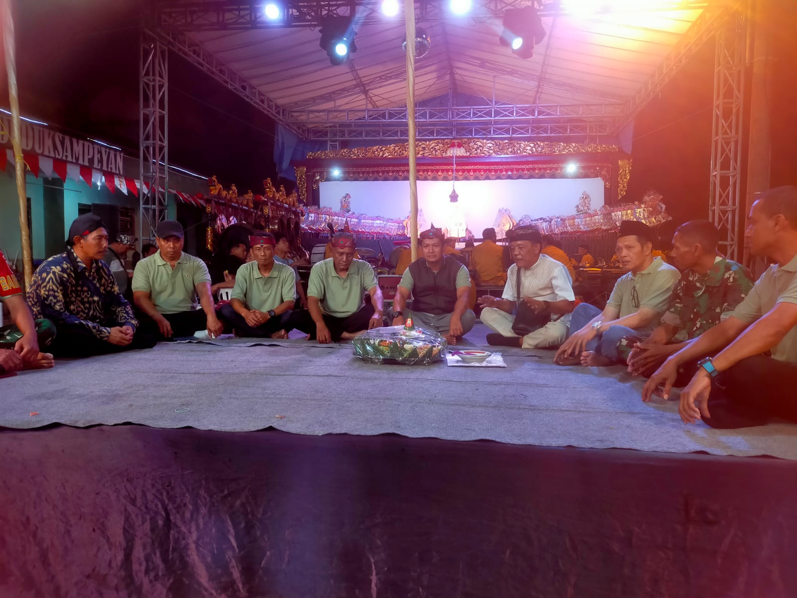 Jajaran PKDI dan Forkompimcam larut dalam pagelaran wayang kulit memperingati HUT ke-80 RI.