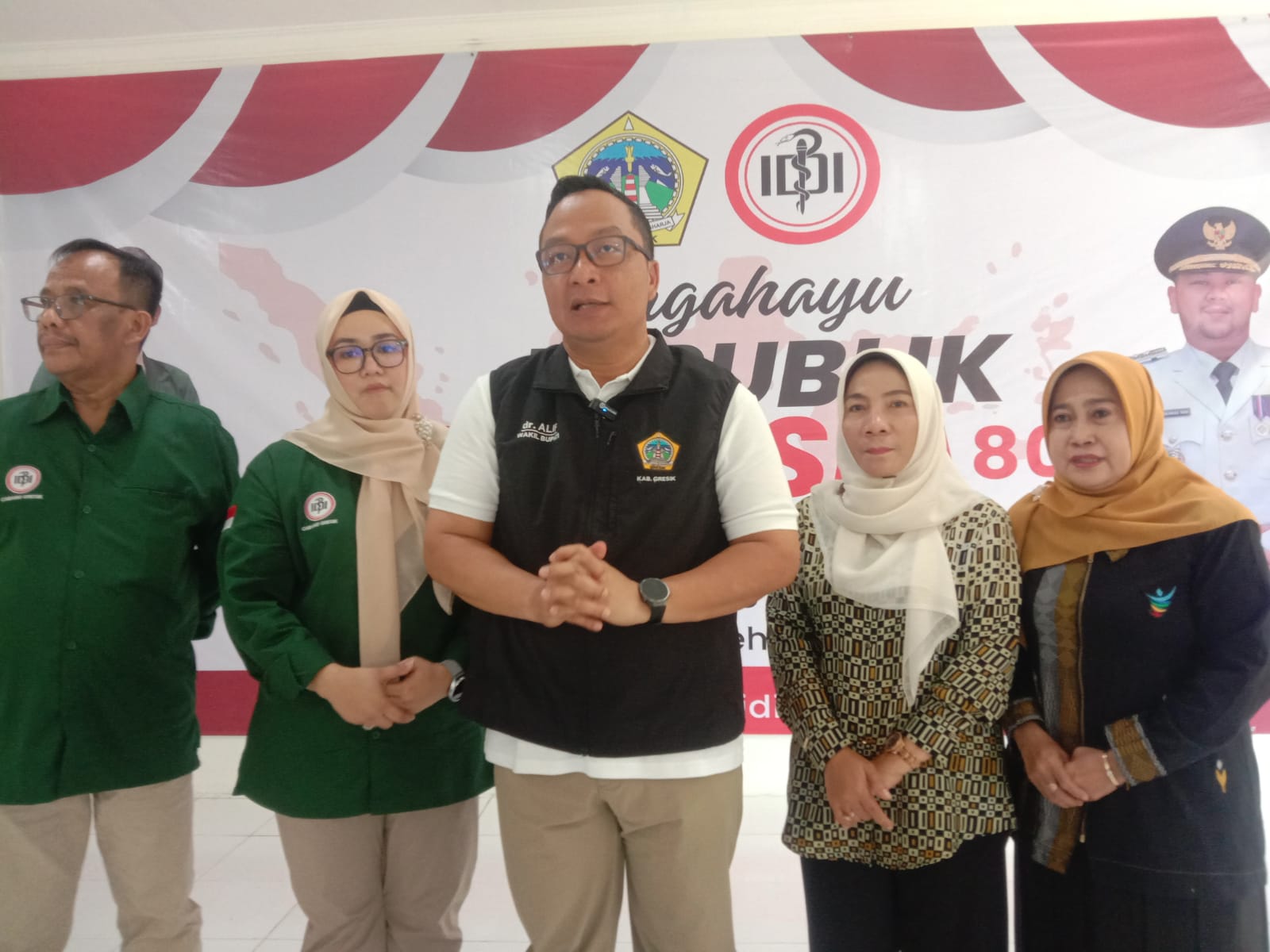 MENGAPRESIASI : Wakil Bupati Gresik, dr. Asluchul Alif memberikan apresiasi kepada IDI Gresik&nbsp;