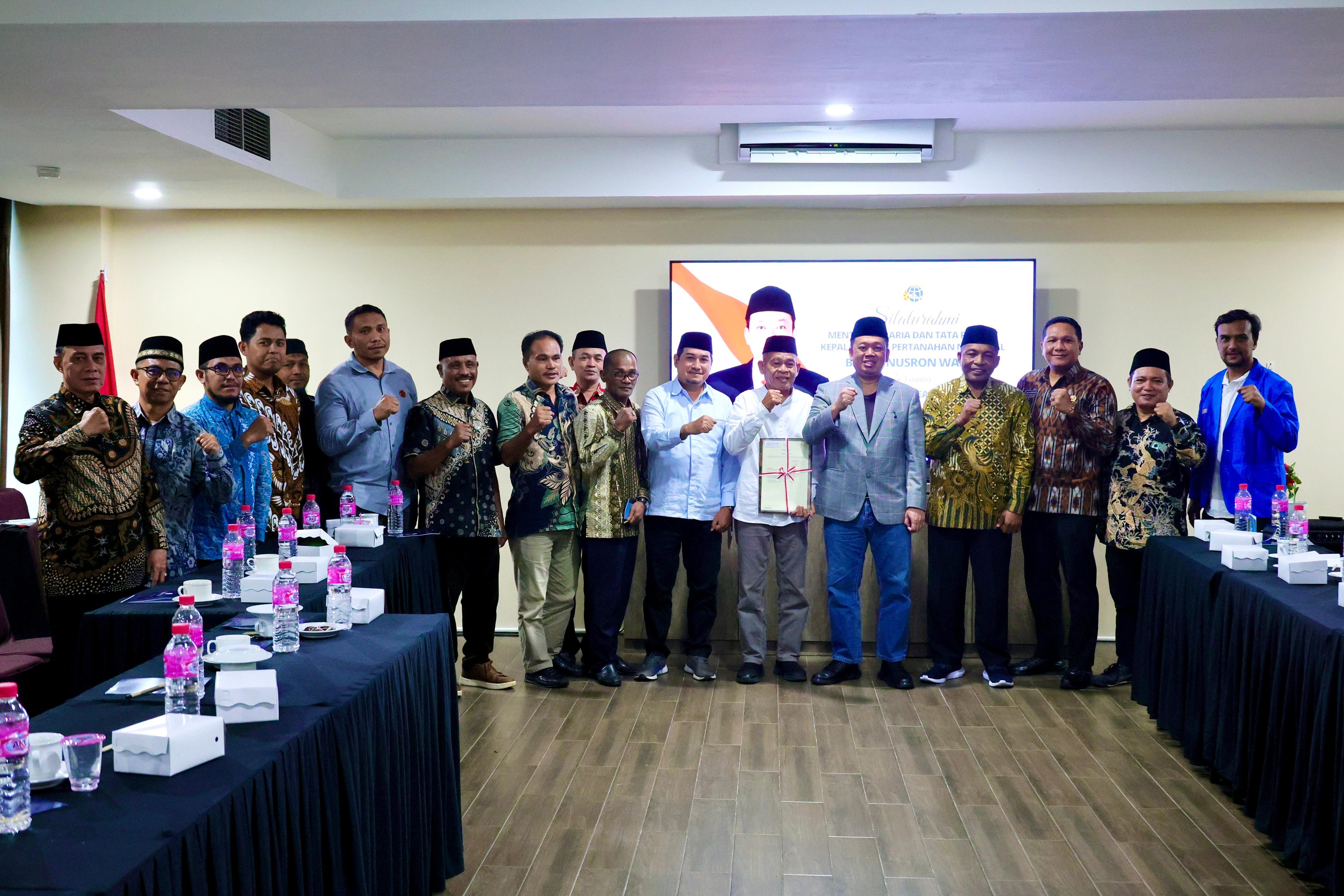 Menteri ATR/BPN, Nusron Wahid, serahkan sertifikat tanah wakaf dan ajak organisasi keagamaan dukung percepatan sertifikasi di Maluku Utara.