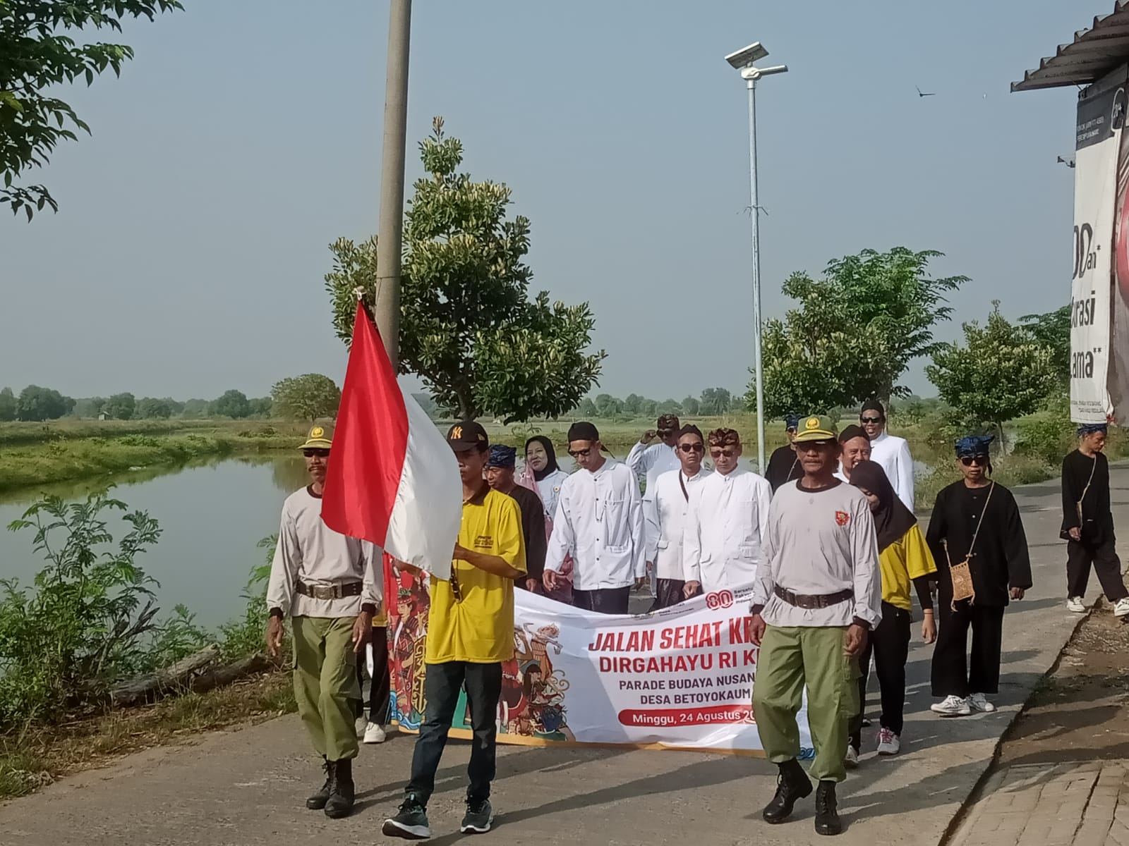 SEMARAK : Para peserta jalan sehat di Desa Betoyokauman, Kecamatan Manyar, Gresik Parade Budaya Nusantara Indonesia.