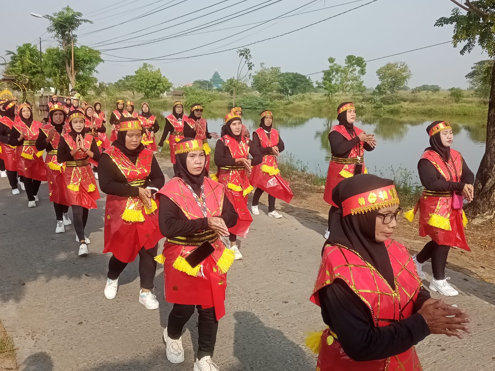 Para Ibu-ibu juga turut berpartisipasi memeriahkan gerak jalan dalam rangka HUT ke-80 Republik Indonesia.