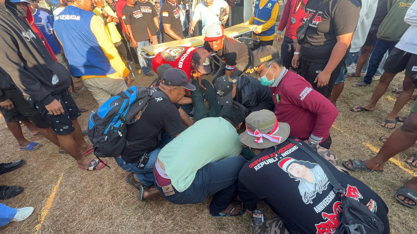 DIEVAKUASI : Pihak kepolisian saat melakukan evakuasi seorang lansia asal Bungah meninggal dunia saat menonton konser orkes melayu New Palapa di Desa Pangkahwetan.