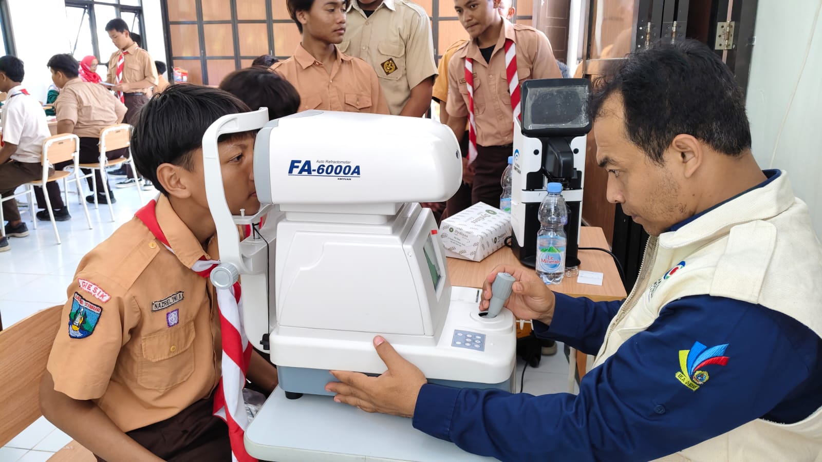 PEMERIKSAAN : Ikatan Istri Dokter Indonesia (IIDI) Kabupaten Gresik melakukan pemeriksaan kepada siswa sekolah rakyat&nbsp;