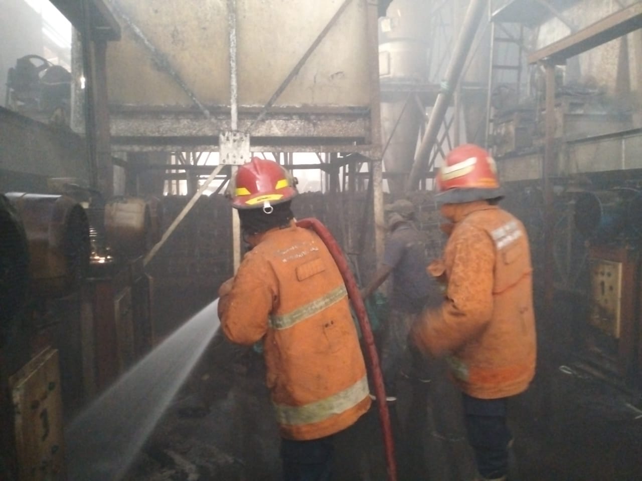 PEMADAMAN : Petugas Damkar Gresik saat melakukan pemadaman Pabrik Arang yang terbakar milik PT. Tri Surya Sempana yang berlokasi di Jalan Pertamina KM 36, Desa Sumberame, Kecamatan Wringinanom, Gresik