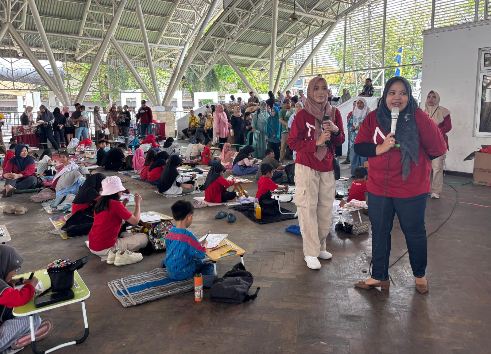 Anggota DPRD Gresik, Ricke Mayumi antusias mengawal peserta lomba melukis Damar kurung di WEP kemarin.