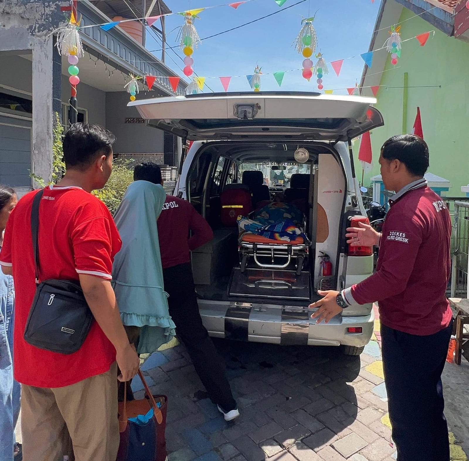 PEDULI : Petugas Dokes Polres Gresik saat mengantarkan warga yang membutuhkan ambulan untuk diantar ke Rumah Sakit.