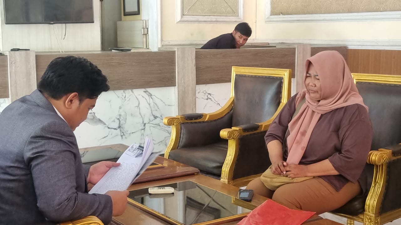 MENEMUI : Ketua DPRD Gresik, M. Syahrul Munir saat menemui Nana warga Gresik yang mengeluhkan belum mendapat program renovasi rumah di kantor DPRD Gresik,