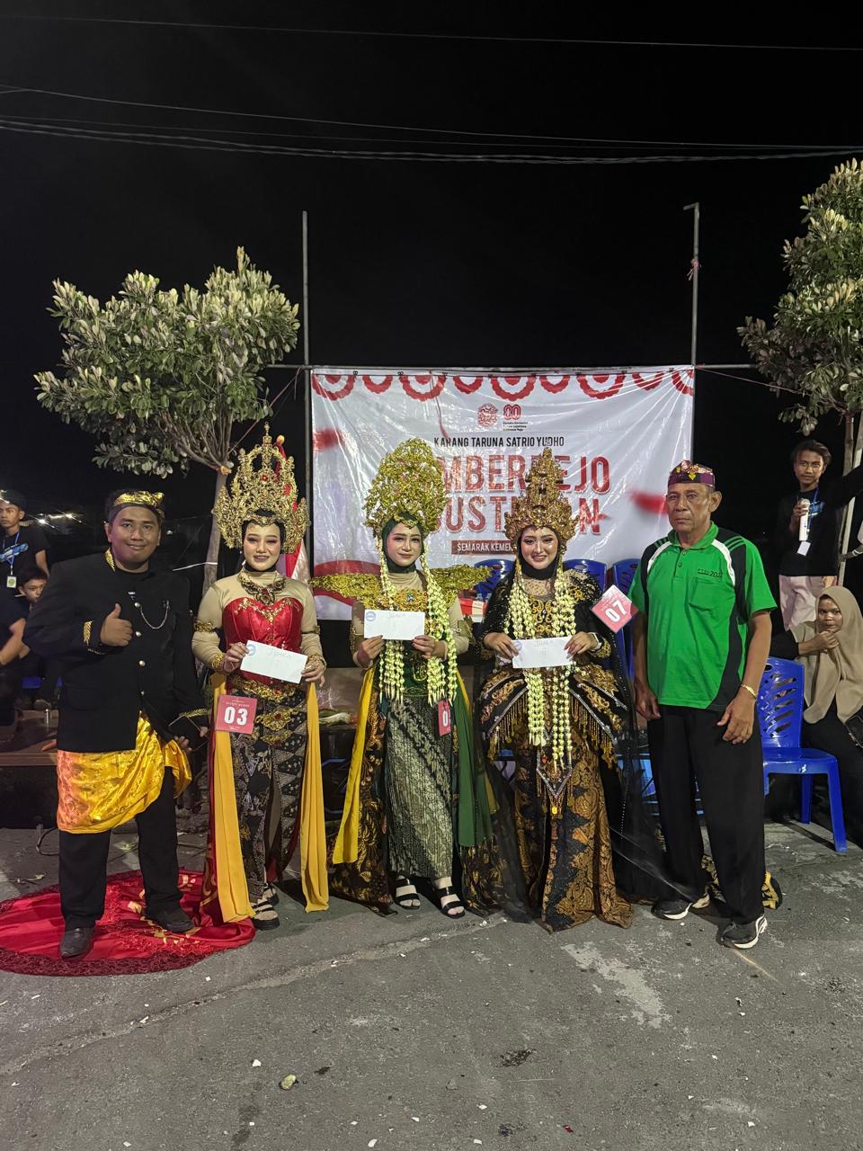 Apresiasi : Kepala Desa Sumberrejo Manyar H. Ahmadi kaos hijau, bersama Sekretaris Pemdes Mohammad Fachruddin kostum beskap mengapit para juara kostum terbaik.