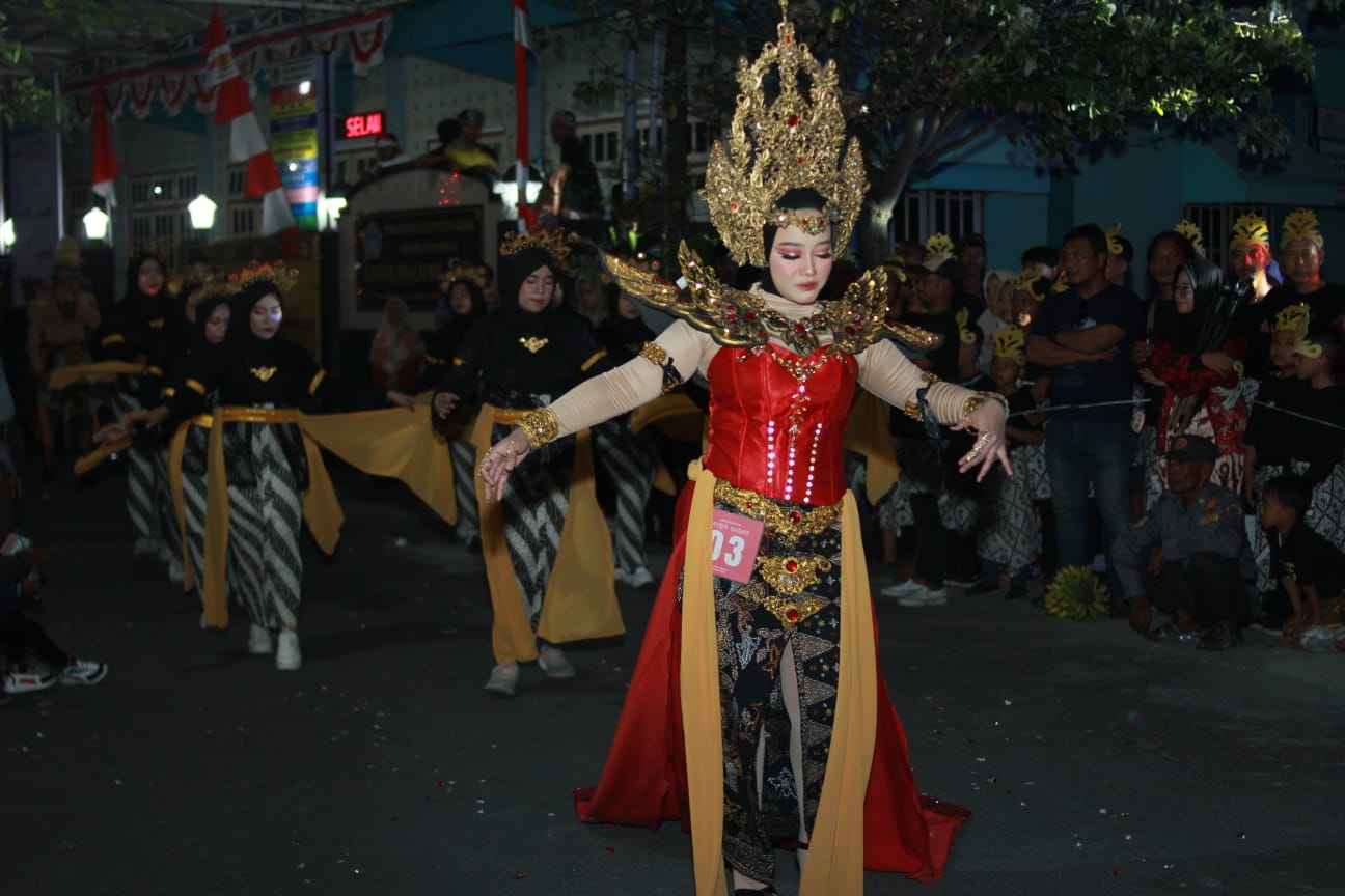 Keren : Para peserta antusias mengikuti karnaval budaya, sementara para warga sangat menikmati kegiatan.