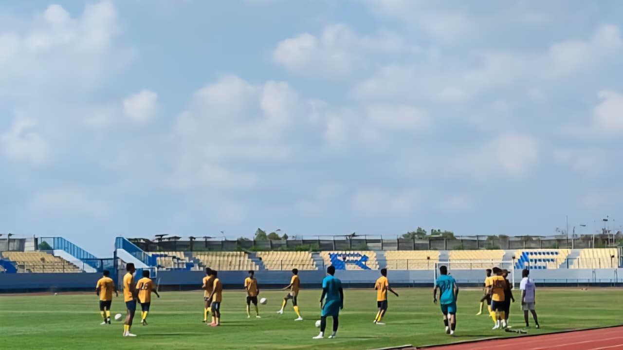 UJI COBA : Gresik United saat melawan tim lokal Mojokerto di Stadion Gelora Joko Samudro