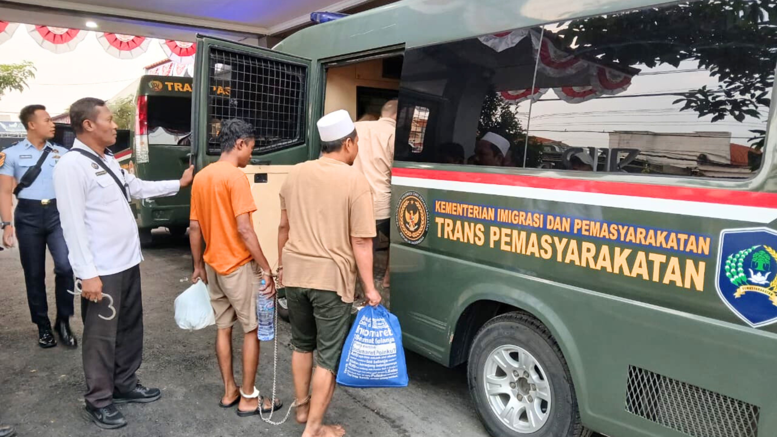 DIPINDAHKAN : Petugas Rutan Kelas IIB Gresik saat melakukan pemindahan 20 Warga Binaan ke Lapas Madiun dan Tuban untuk mengurangi Overkapasitas.