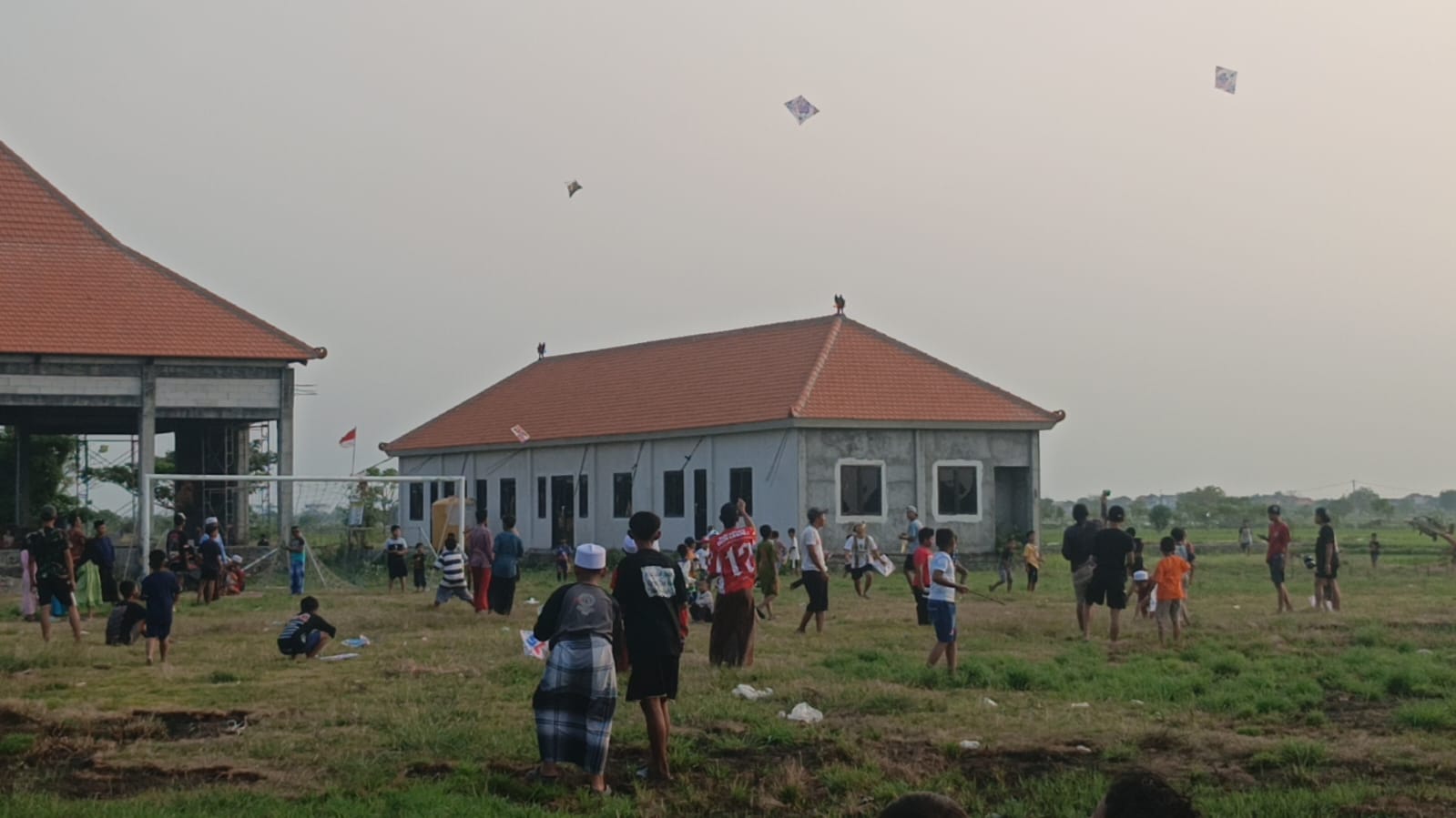 ADU LAYANGAN : Puluhan anak - anak hingga orang dewasa saat adu tangkas mengikuti lomba adu layangan di area tanah lapang Desa Gredek, Kecamatan Duduksampeyan, Gresik.