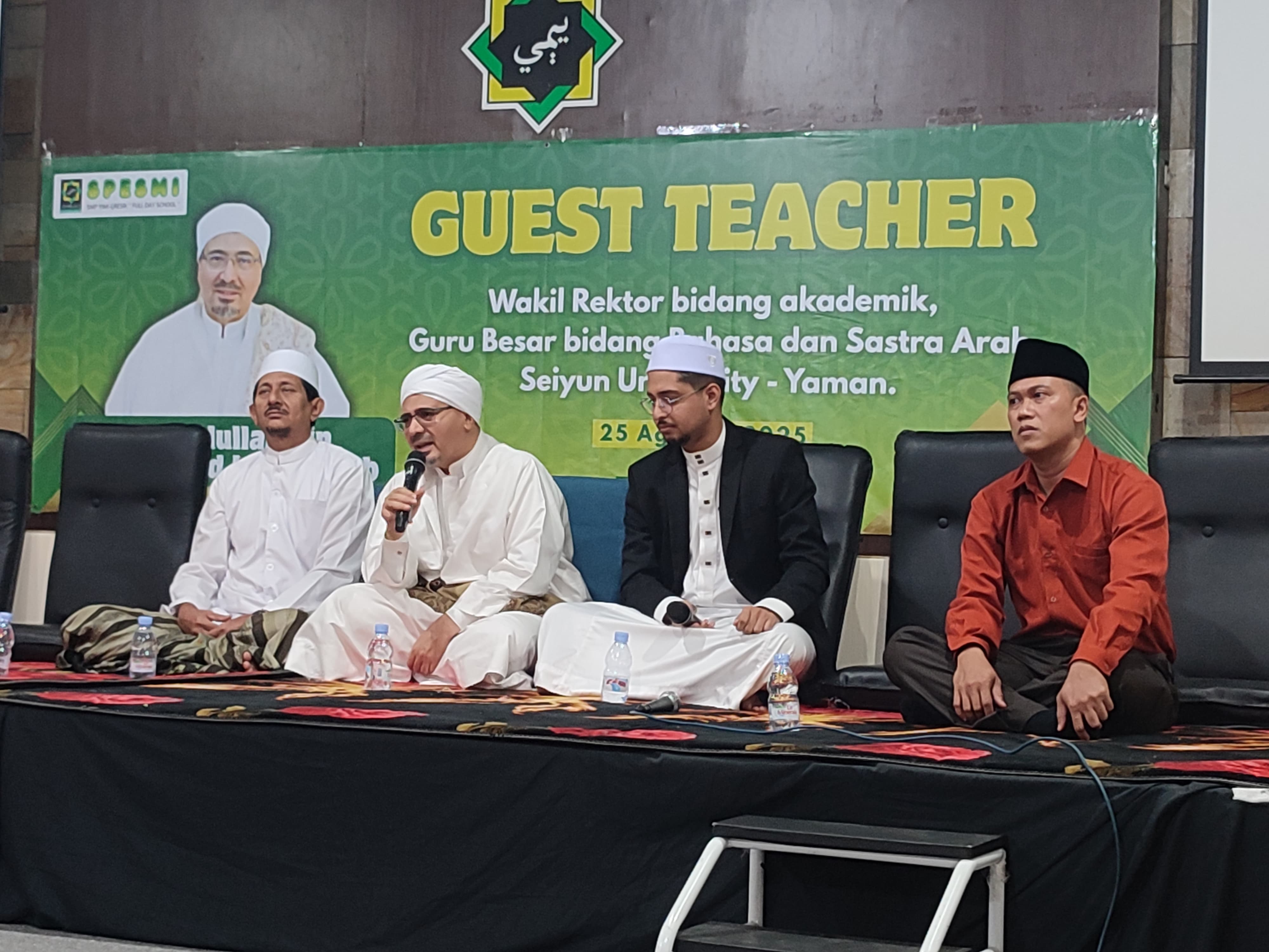 Guest Teacher : Dr. Abdullah bin Muhammad bin Syahab memberikan didampingi Ketua Yayasan Dr. muhammad Syahab dan Kepala SMP YIMI, Ainun Na