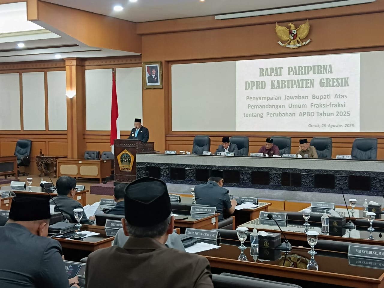 SAMPAIKAN : Bupati Gresik Sampaikan Jawaban Atas Pandangan Umum Fraksi DPRD Terkait Rancangan Perubahan ApBD 2025