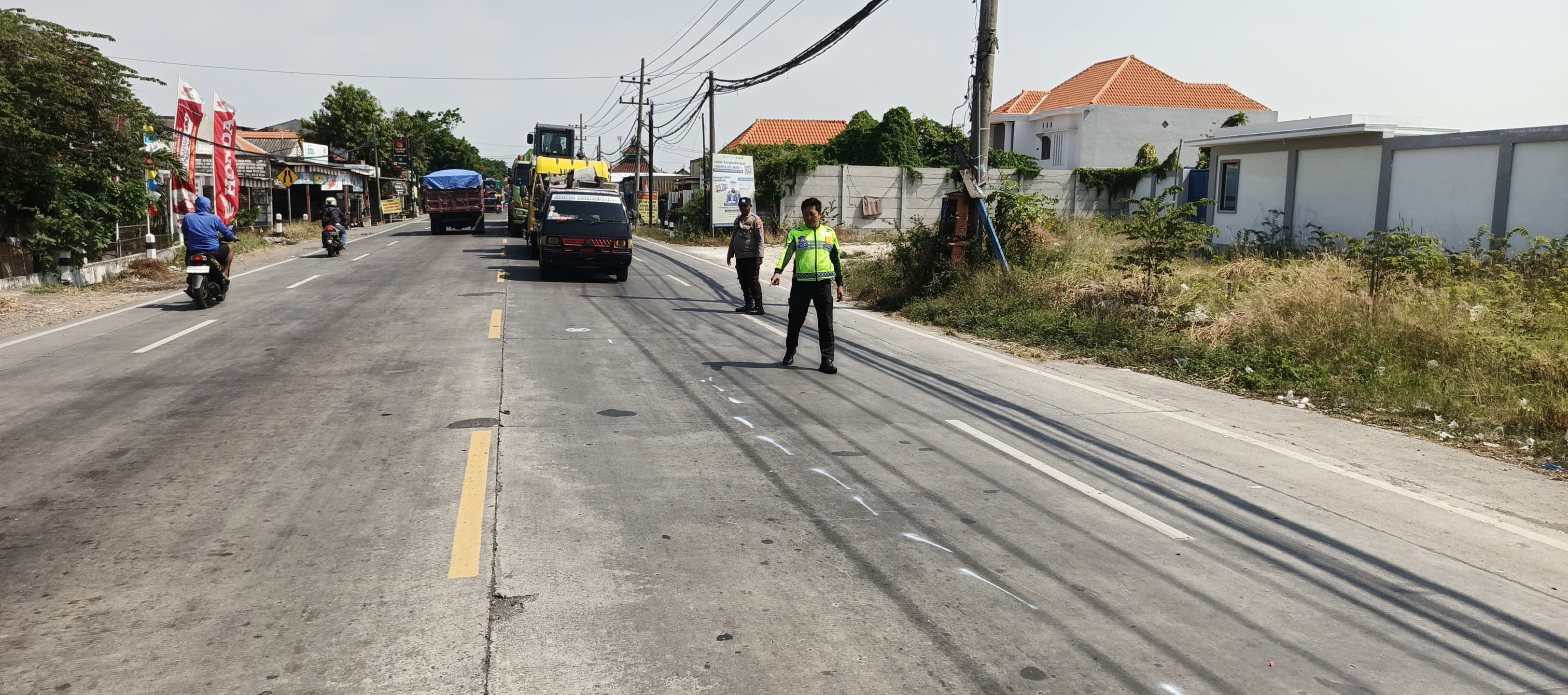 OLAH TKP : Anggota Unit Laka Satlantas Polres Gresik saat melakukan olah TKP kecelakaan di Jalan Raya Desa Cerme Lor, Kecamatan Cerme, Gresik.