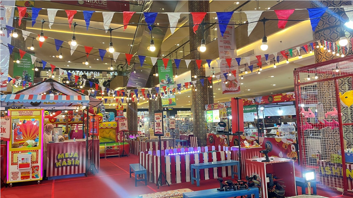 WAHANA PERMAINAN : Carrousel Fair di Gressmall hadir dengan beragam permainan seru dan festival jajanan kekinian.