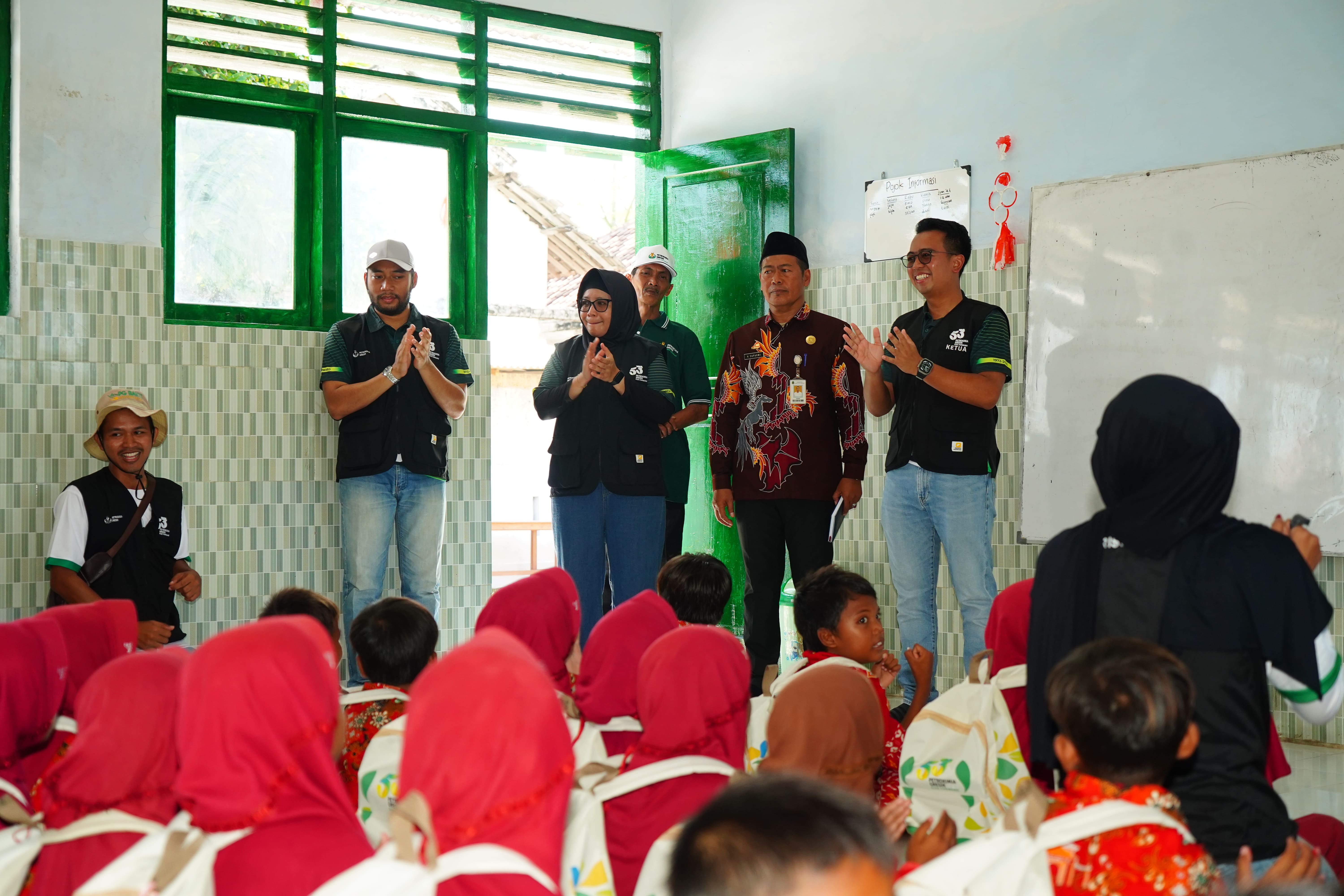 Ketua HUT PG, Chandra Budiman bersama Insan PG menyapa sekaligus memberi motivasi kepada siswa-siswi di Pulau Talango dalam program PG Bakti Pelosok Negeri.