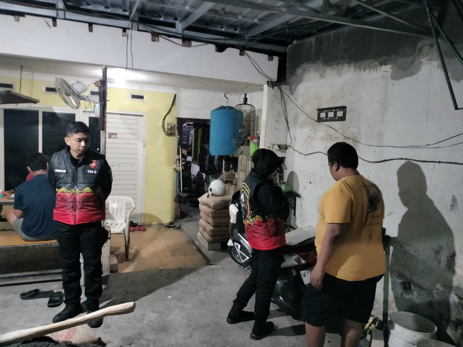 DIAMANKAN : Anggota Sat Samapta Polres Gresik saat melakukan razia dan amankan puluhan miras di sebuah warung di Jalan Raya Sentolang, Kecamatan Kebomas, Gresik.