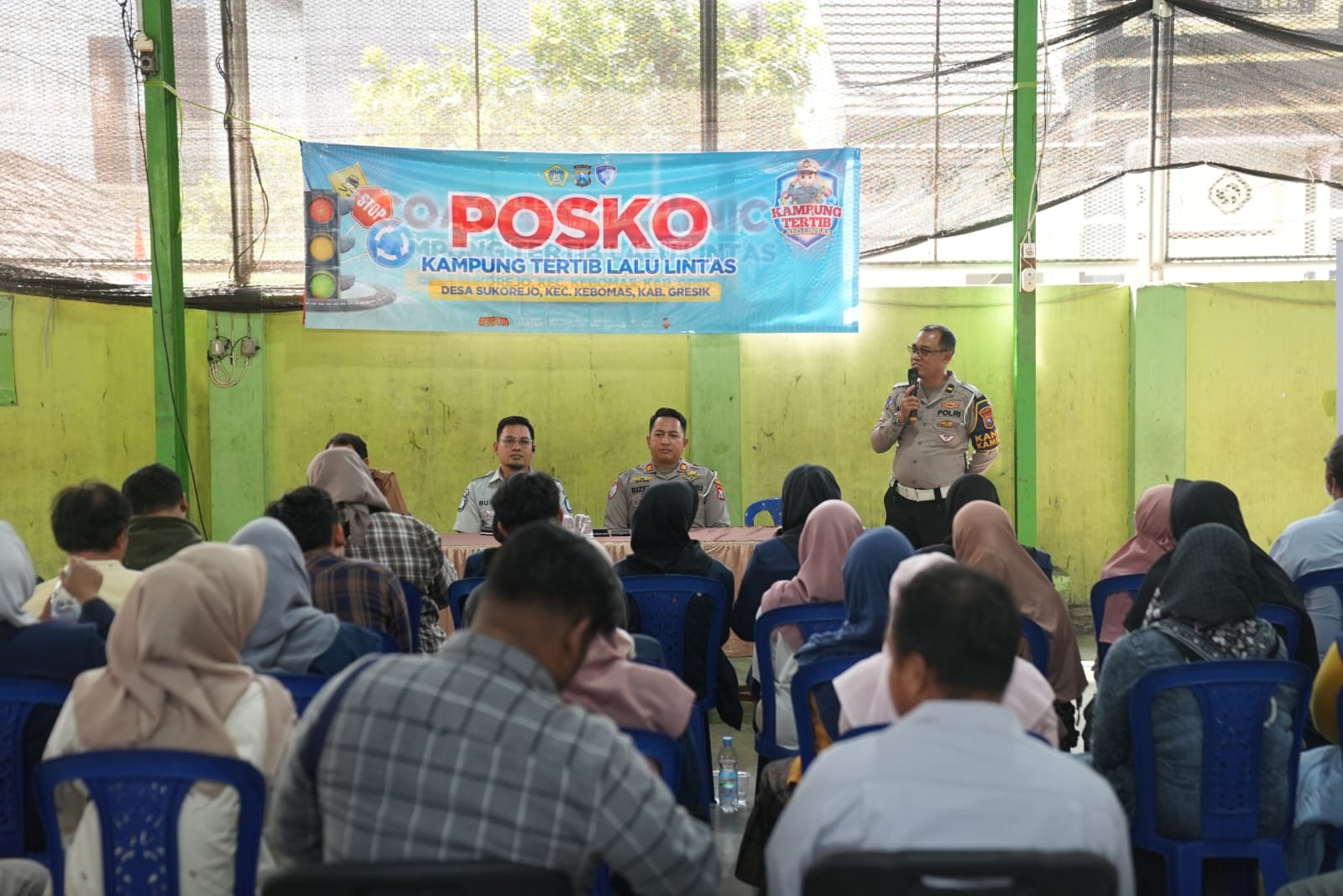 POLANTAS MENYAPA : Kasatlantas Polres Gresik AKP Rizki Julianda Putera Buna, perwakilan jasa Raharja Jatim saat menerapkan sosialisai Program "Polantas Menyapa" untuk keselamatan dalam berkendara.
