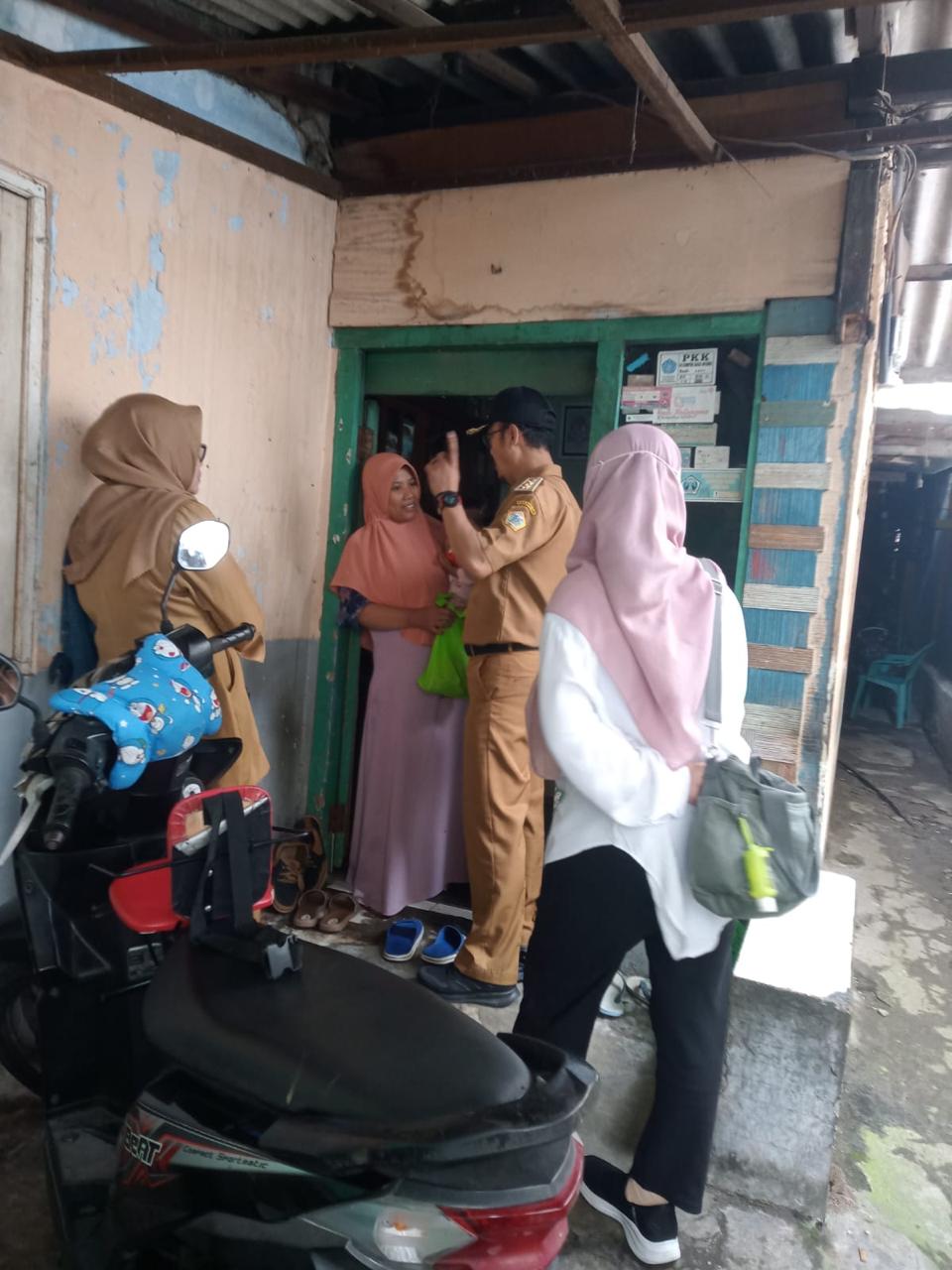 KUNJUNGAN : Kepala Kelurahan Sidomoro, Kecamatan Kebomas, Gresik, Jhonis Wahyu Basuki bersama tim mengunjungi rumah balita
