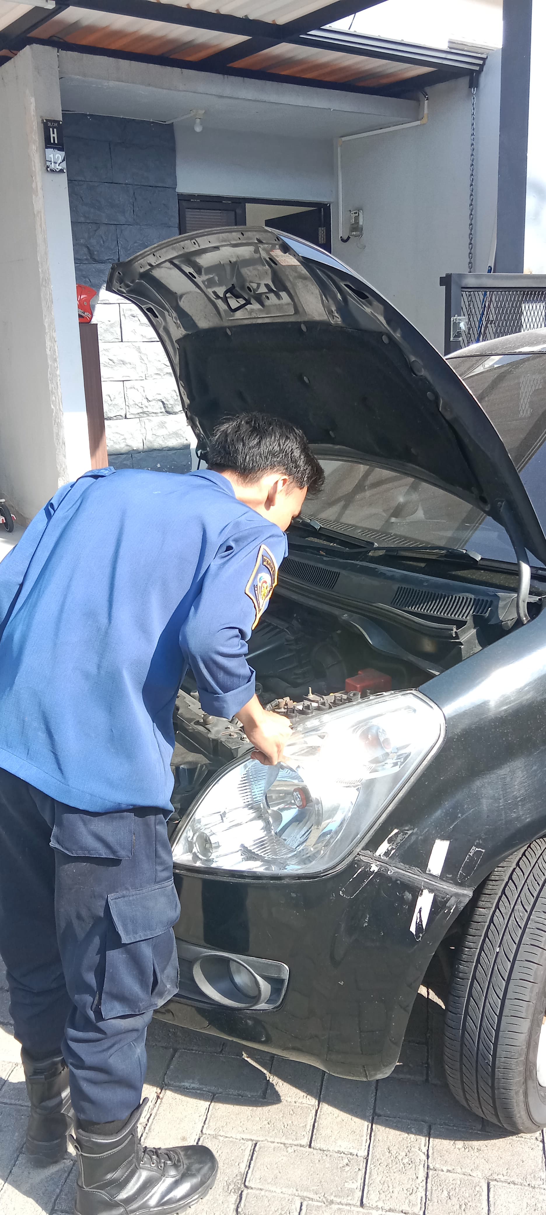 DIEVAKUASI : Petugas Damkarla Gresik saat melakukan evakuasi ular Viper masuk mobil warga di Desa Boteng, Kecamatan Menganti, Gresik