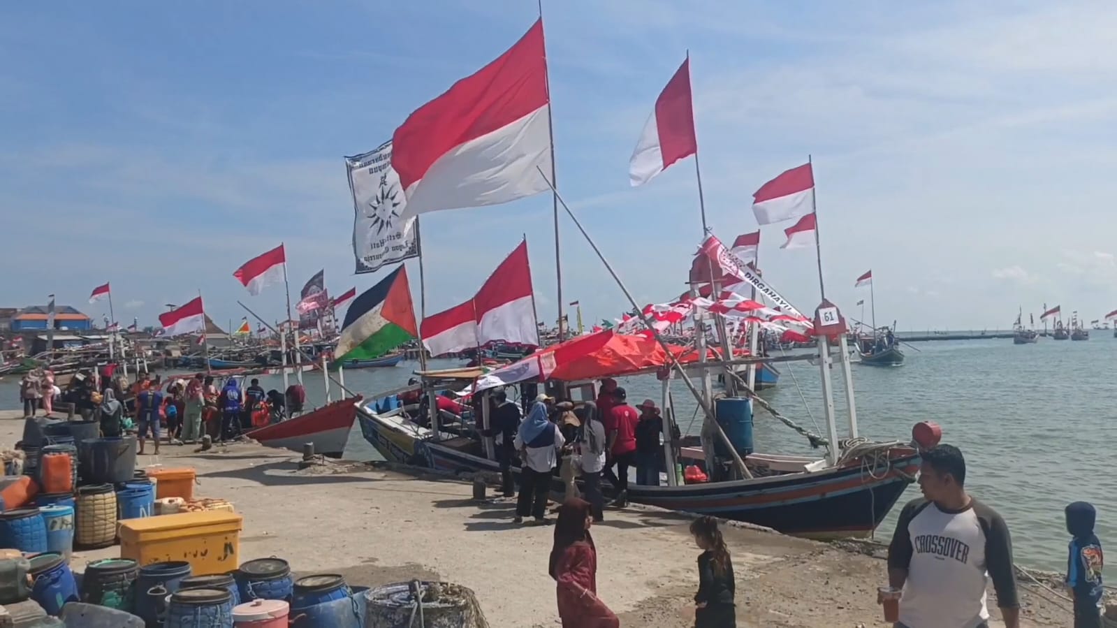 RATUSAN : Tradisi petik laut diikuti ratusan nelayan Campurejo, Kecamatan Panceng, Kabupaten Gresik dan perahu dihias.