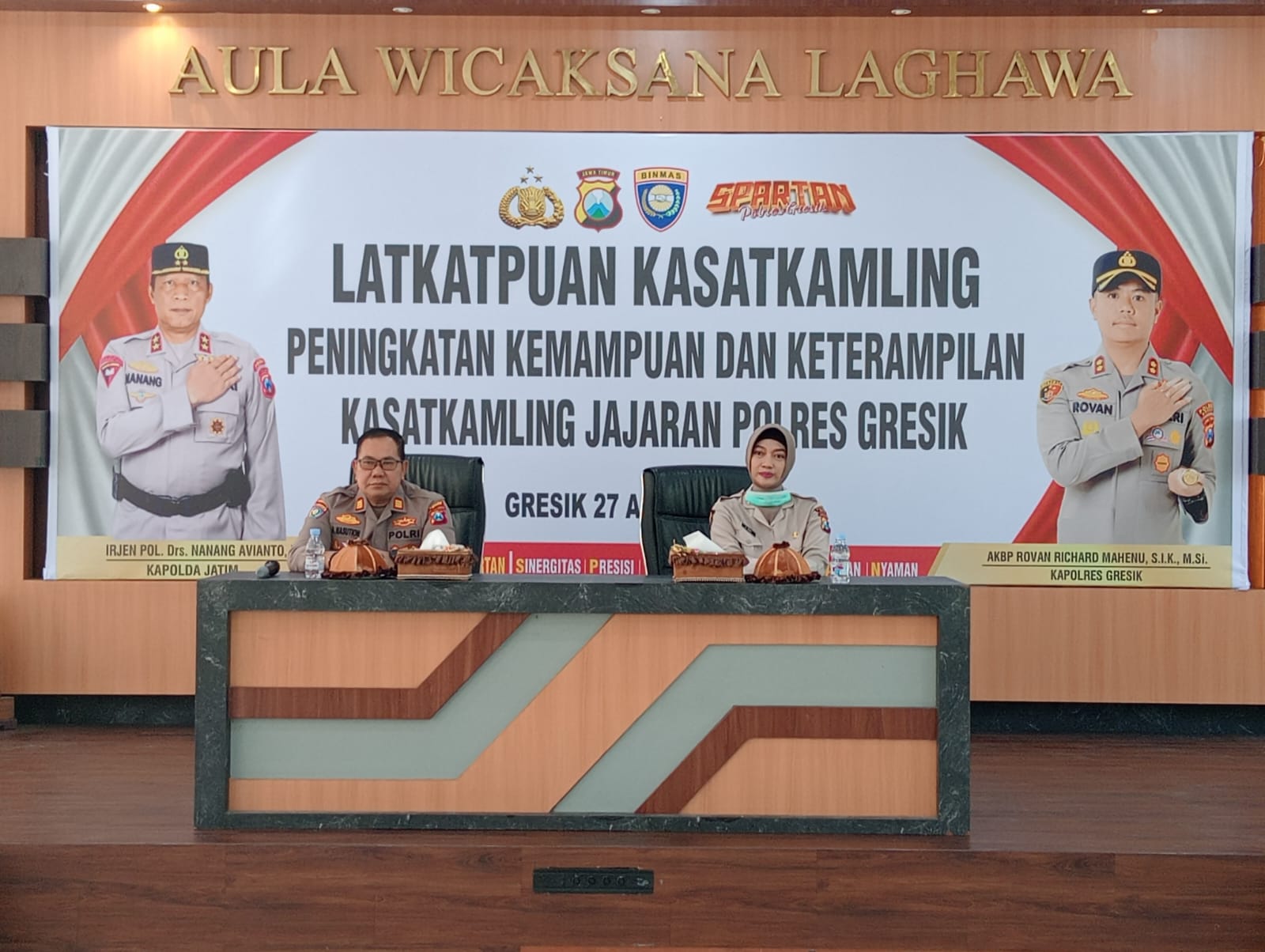 PELATIHAN : Anggota Binmas Polres Gresik saat menggelar pelatihan Kasatkamling untuk tingkatkan keterampilan dan keamanan lingkungan para Kepala Satuan Keamanan Lingkungan (Kasatkamling) se-Gresik.