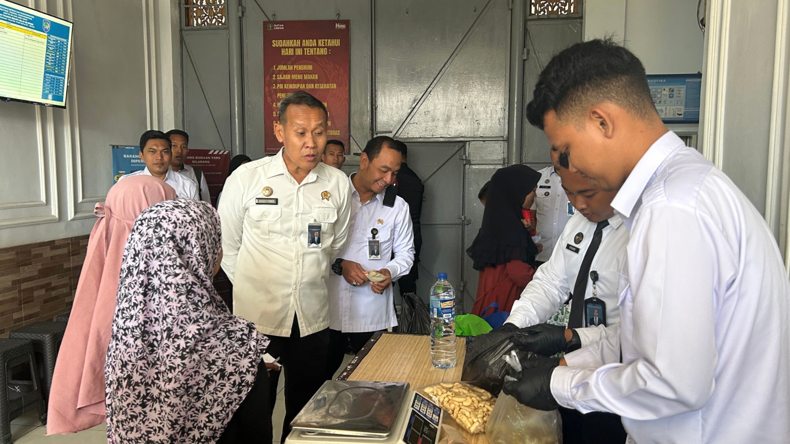 MENINJAU : Kakanwil Ditjenpas Jatim Kadiyono didampingi Kepala Rutan Kelas IIB Gresik Yuliawan Dwi Nugroho saat meninjau pelayanan dan fasilitas di Rutan Kelas IIB Gresik.