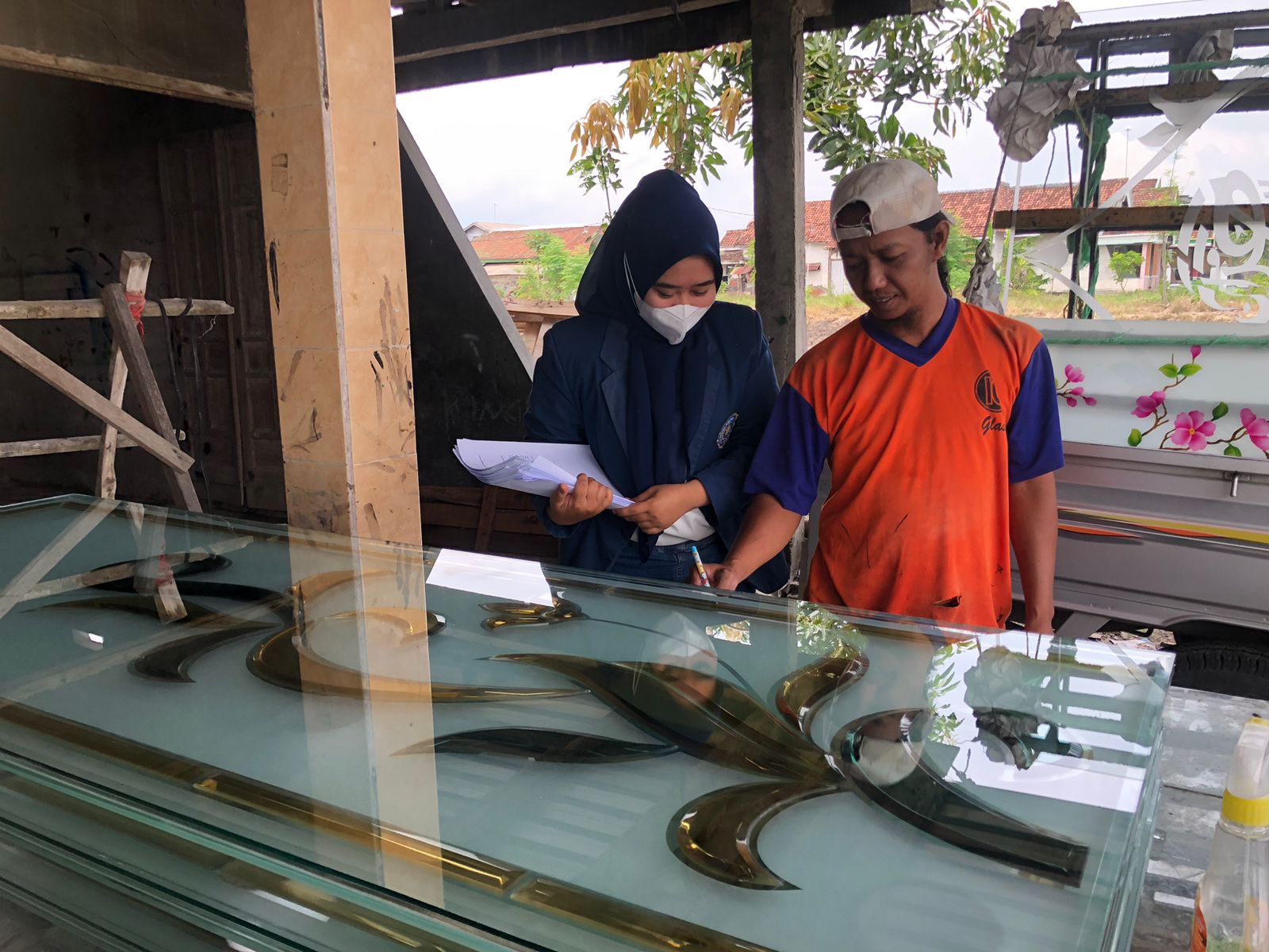PEMBUATAN : Salah satu pembuatan kaca di industri rumahan di Dusun Kalanganyar, Desa Karangankidul, Kecamatan Benjeng, Kabupaten Gresik