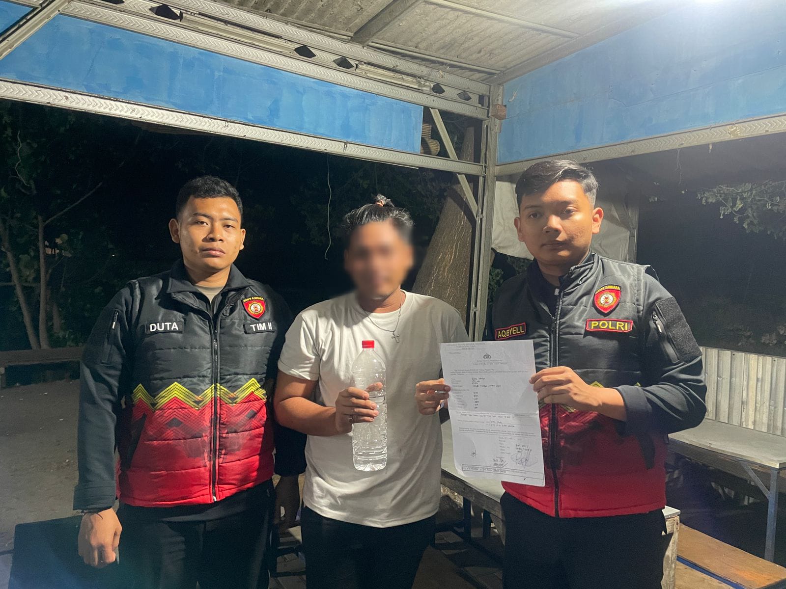 DIAMANKAN : Anggota Satsamapta Polres Gresik saat melakukan razia dan amankan 33 miras jenis arak di sebuah warkop di Kecamatan Cerme, Gresik.