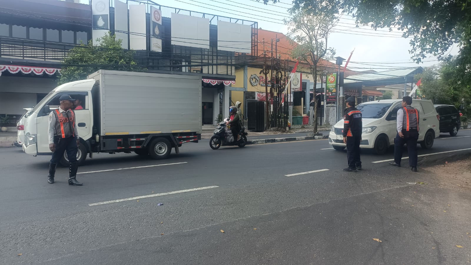 PENERTIBAN : Petugas Dishub Gresik melakukan penertiban jam operasional kepada angkutan barang atau truk.