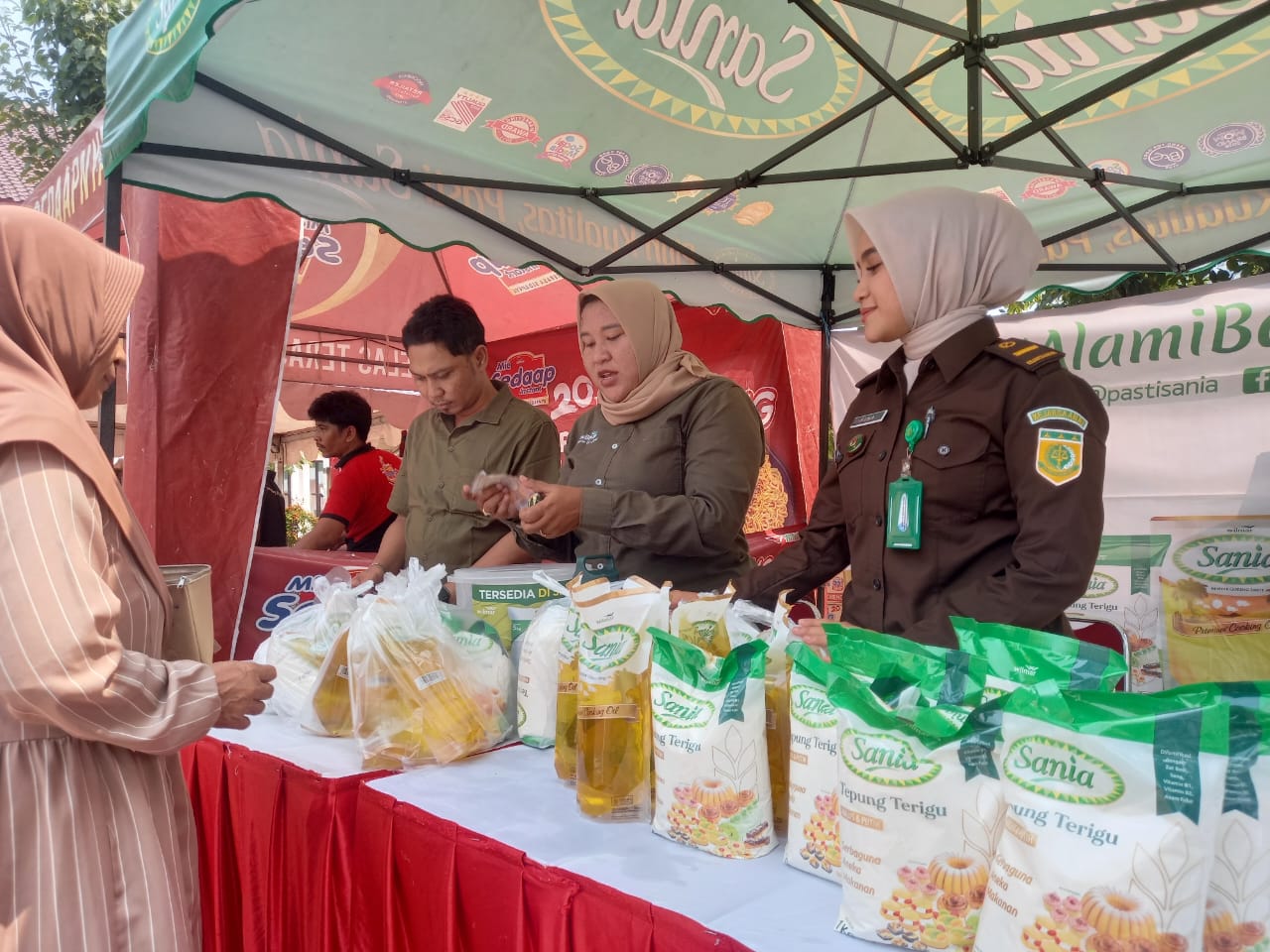 SEMBAKO MURAH : Warga saat meneli sembako murah di area kantor Kejari Gresik, Kecamatan Kebomas, Gresik.