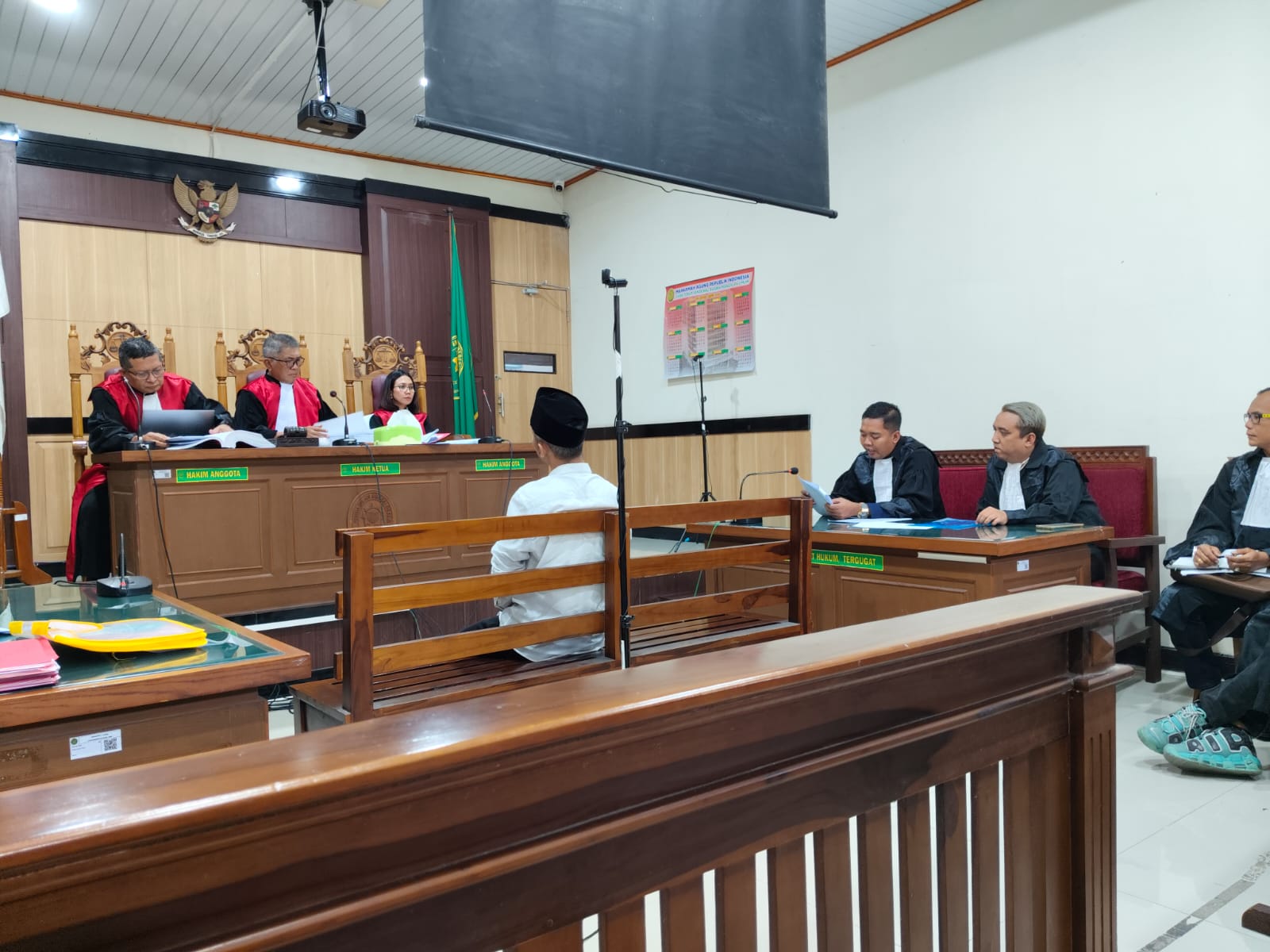 SIDANG&nbsp; :&nbsp; Terdakwa Resa Andriato saat menjalani sidang di PN Gresik.