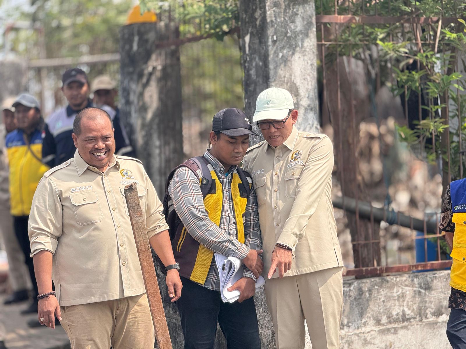MENINJAU : Komisi III DPRD Gresik saat meninjau lokasi di ruas jalan di wilayah Gresik