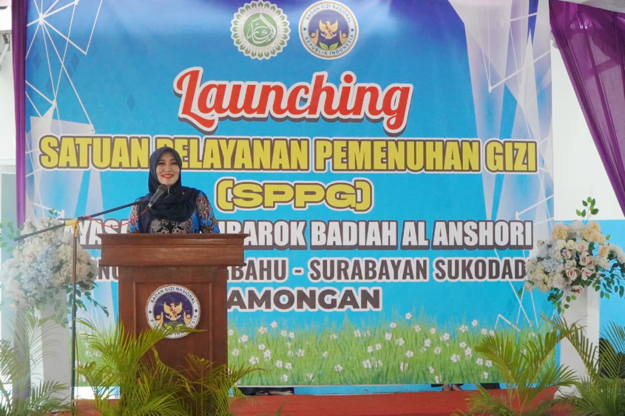 Anggota DPD RI Lia Istifhama bersama Dirham saat launching dapur MBG Lamongan.