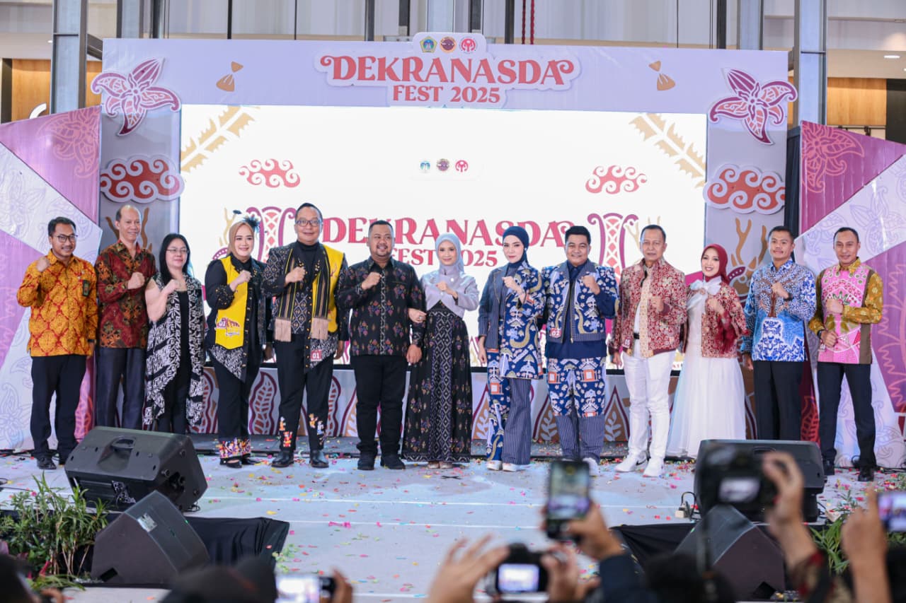 PEMBUKAAN : Bupati Gresik, H. Fandi Akhmad Yani, didampingi Ketua Dekranasda Nurul Haromaini, saat membuka acara Dekranasda Fest 2025 di Icon Mall Gresik, Jumat (29/8/2025).