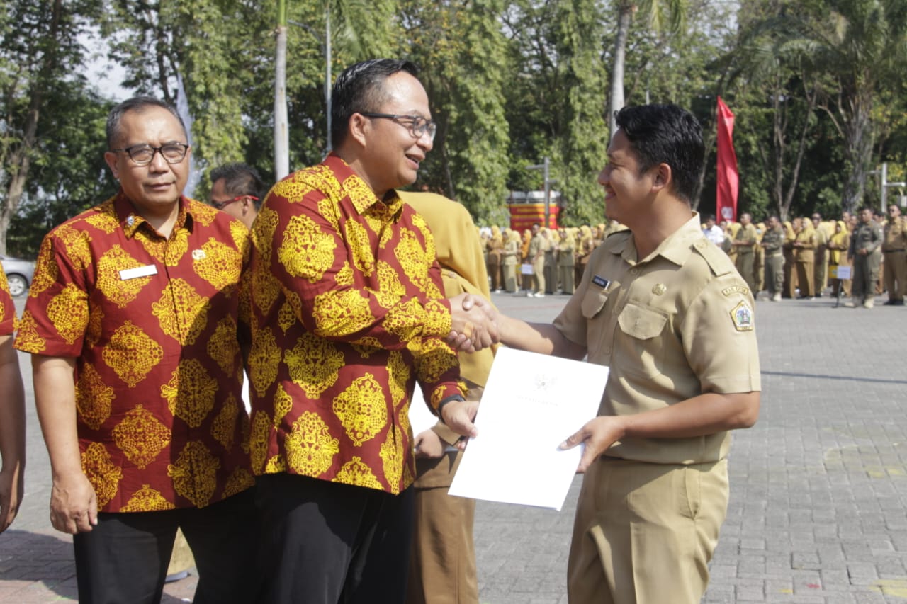 PENGANGKATAN: Wakil Bupati Gresik Asluchul Alif menyerahkan Surat Keputusan (SK) pengangkatan 562 Pegawai Pemerintah dengan Perjanjian Kerja (PPPK) formasi tahun 2024, di Kantor Bupati Gresik, Jumat.