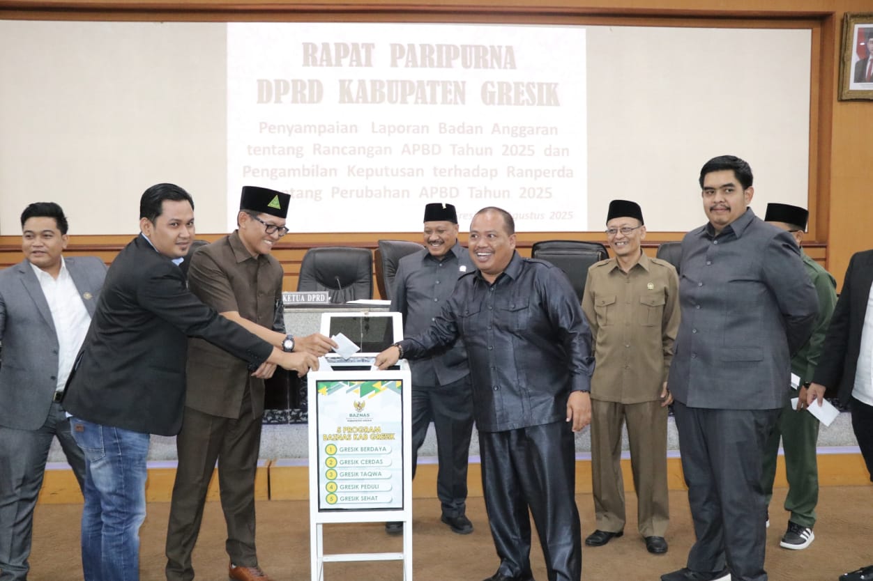 KOMPAK : Ketua DPRD Gresik, Muhammad Syahrul Munir bersama Bupati Gresik, Fandi Ahmad Yani kompak memasukkan amplop berisi ZIS ke dalam kotak BAZNAS.