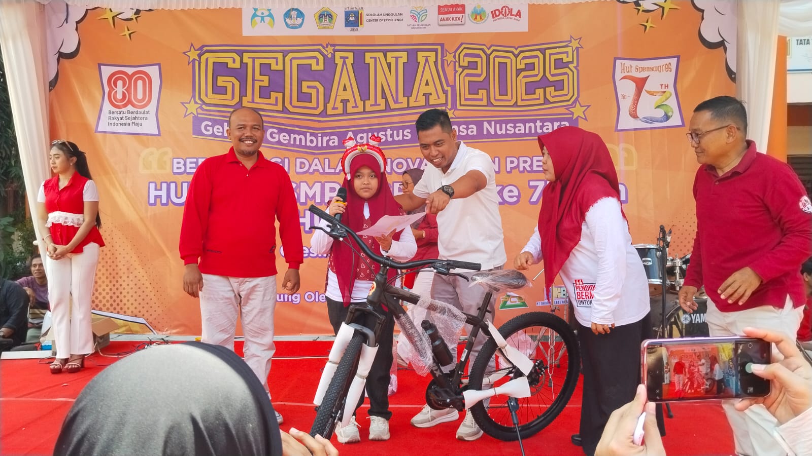 Meriah : Salah satu siswa UPT SMP N 1 Gresik nampak sumringah setelah berhasil meraih hadiah utama saat jalan sehat kemarin.