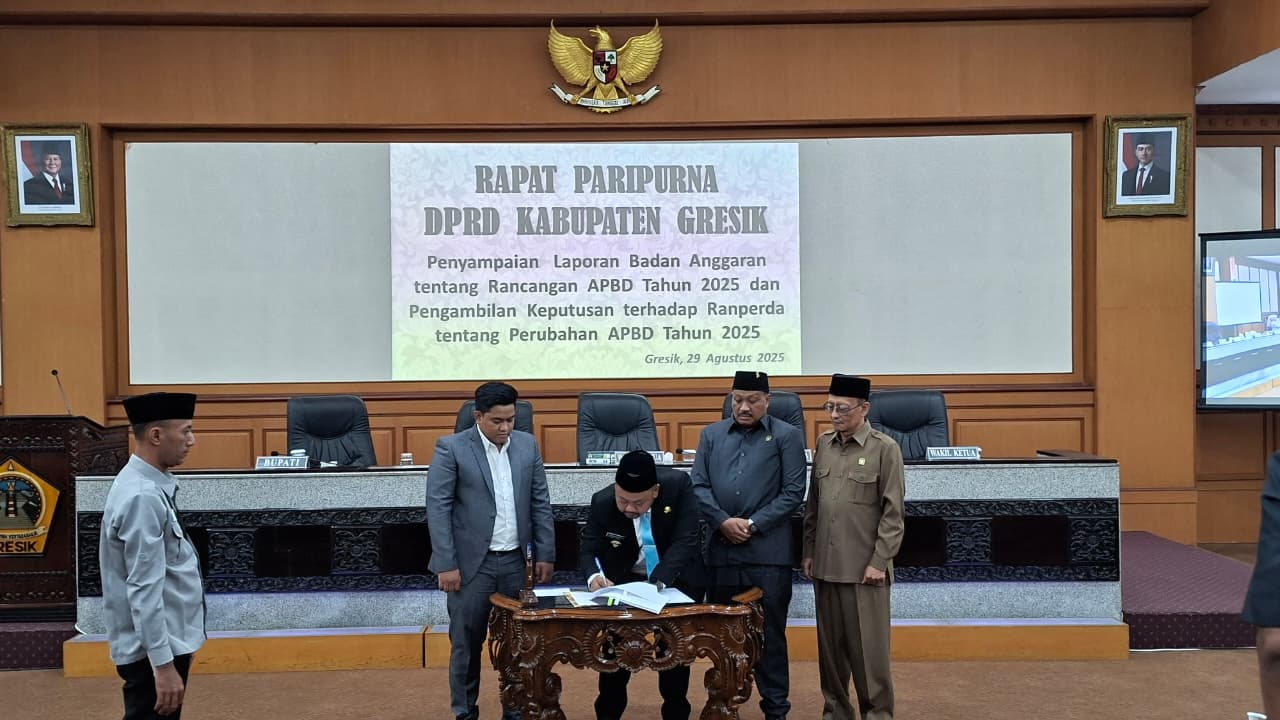 RAPAT : Ketua DPRD Gresik, Muhammad Syahrul dan Bupati Gresik, Fandi Akhmad Yani saat rapat paripurna&nbsp;