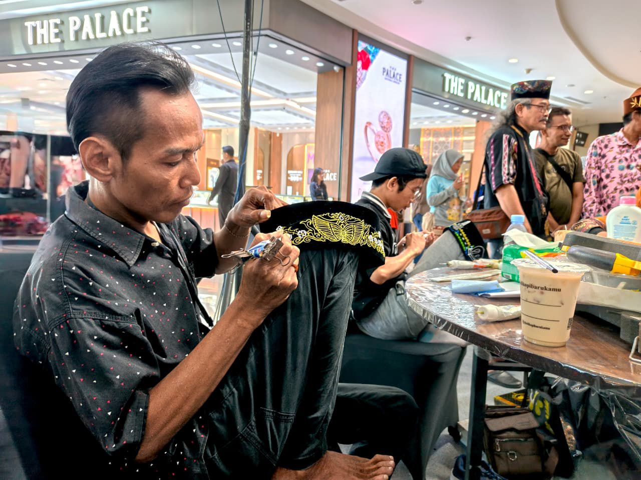 SONGKOK GRISSE : Warga binaan Rutan Kelas IIB Gresik hadirkan Songkok Grisse di Lomba Nyoga Songkok Khas Gresik dalam Dekranasda Fest 2025